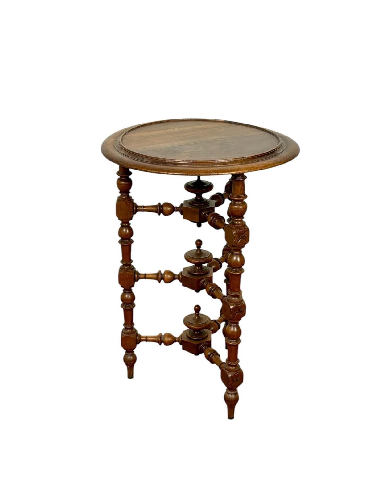 Mesa auxiliar alfonsina Circa 1.900, de origen francés y realizada en madera de Nogal