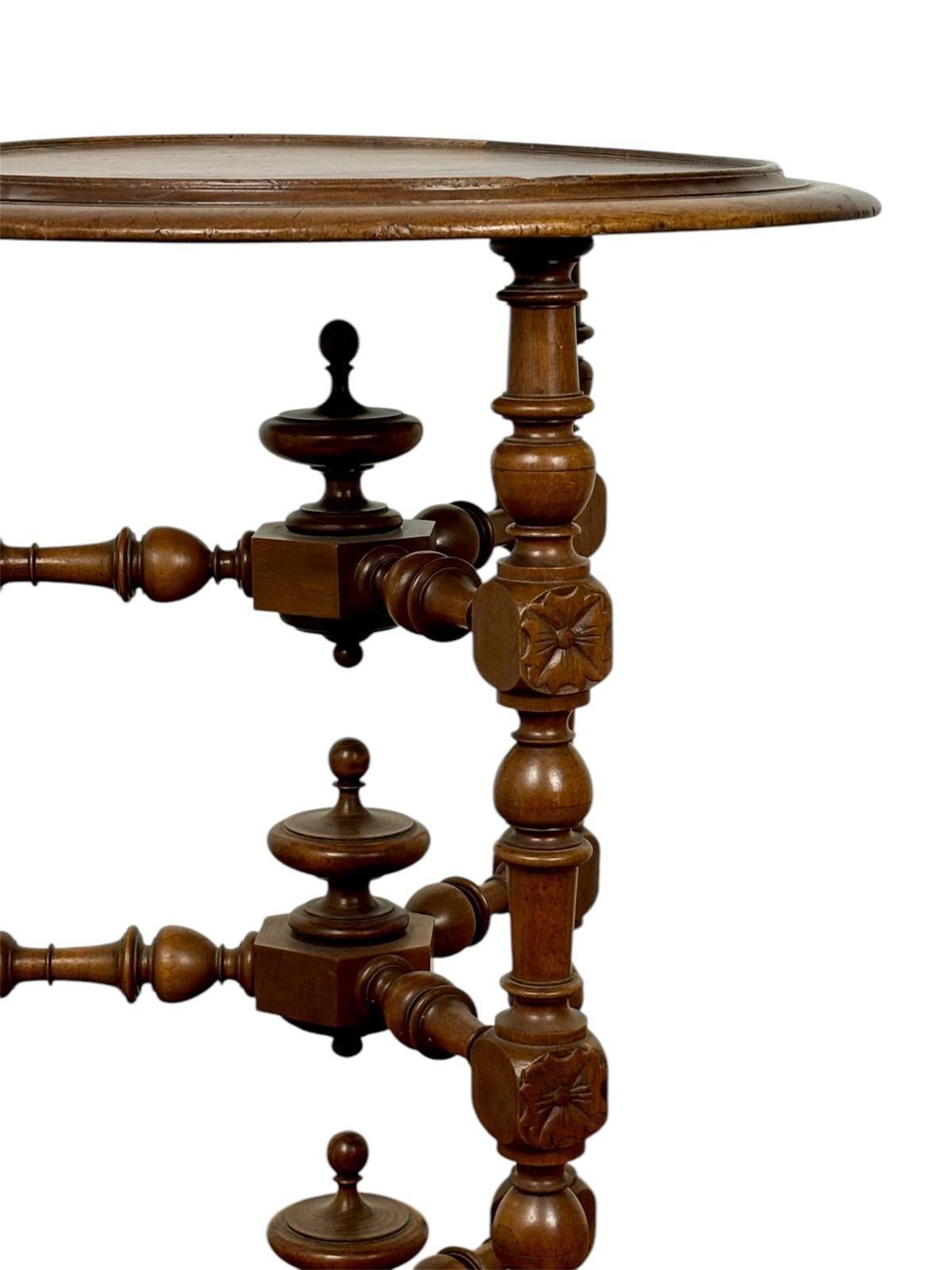 Provincial français Mesa auxiliar alfonsina de origen francés y realizada en madera de nogal en vente