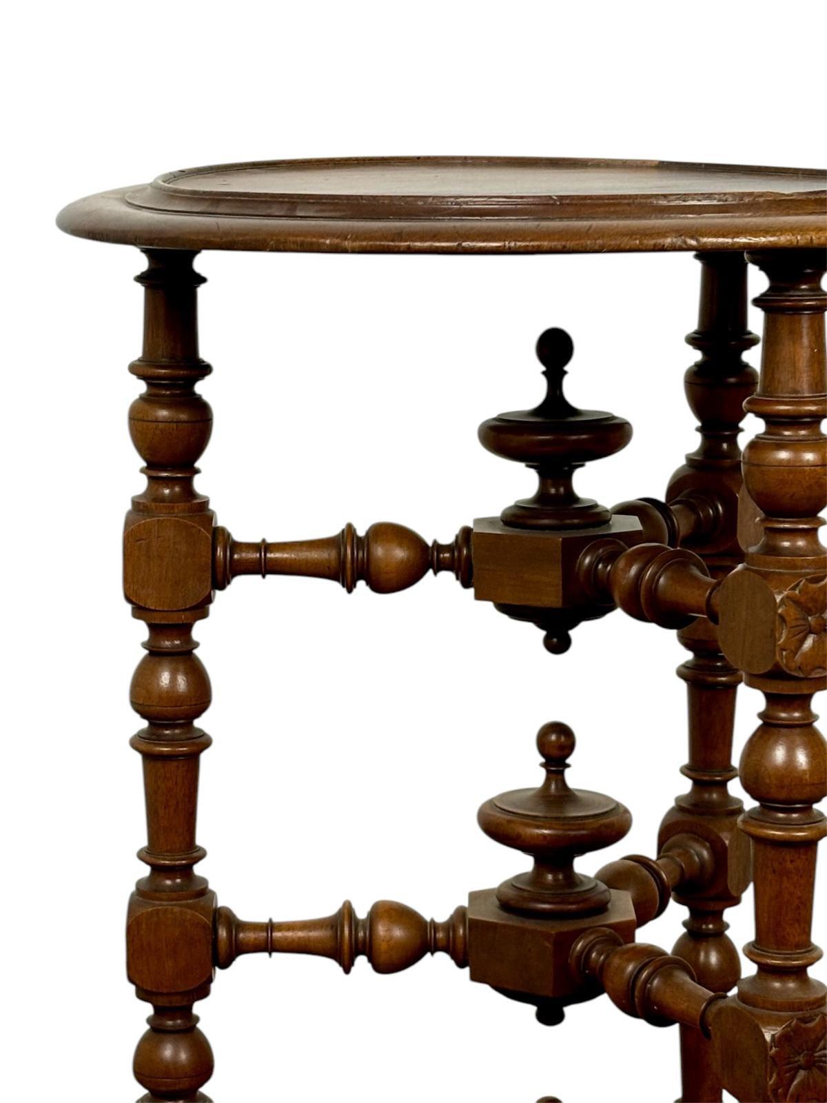 Français Mesa auxiliar alfonsina de origen francés y realizada en madera de nogal en vente