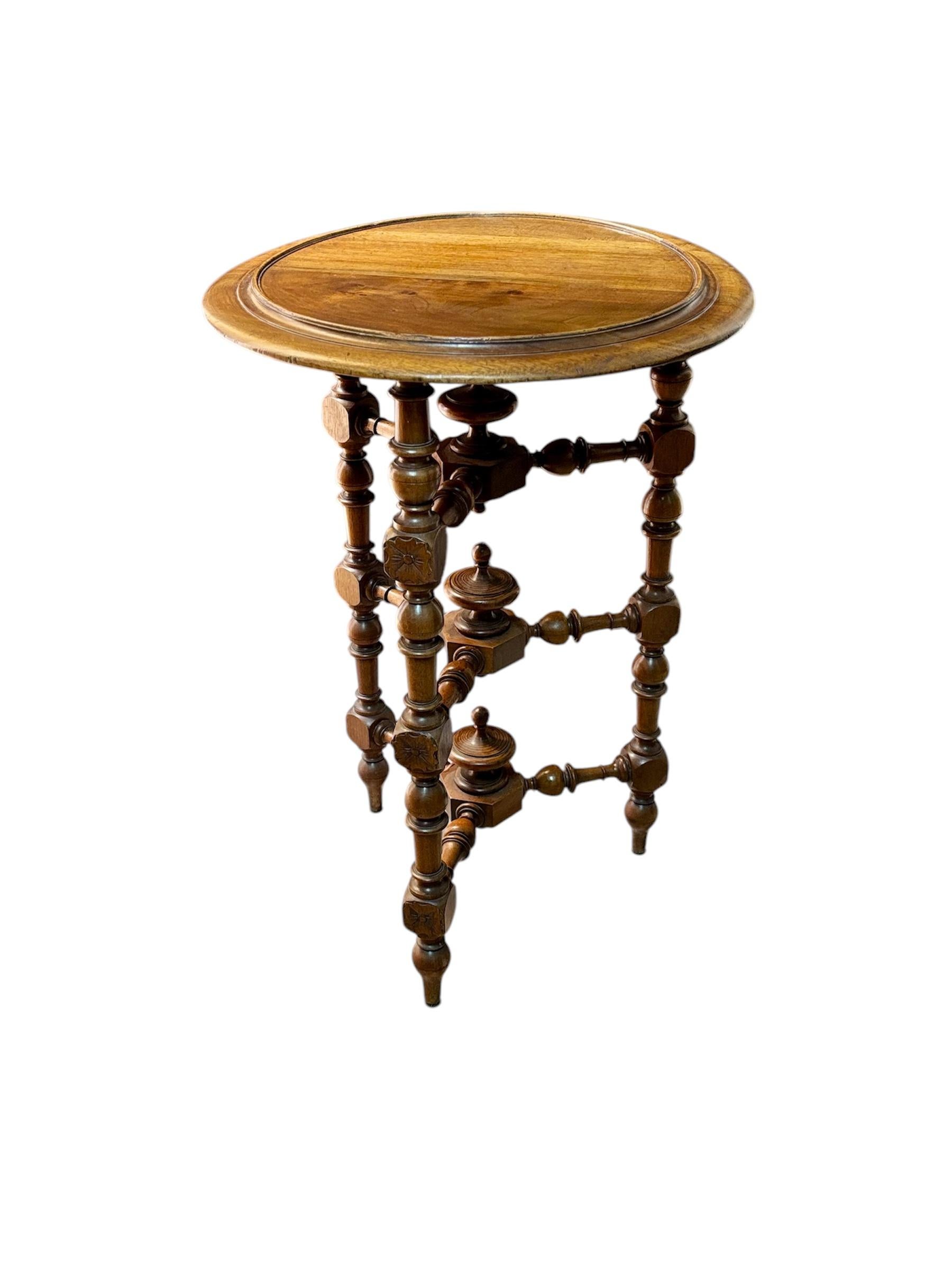 Bois Mesa auxiliar alfonsina de origen francés y realizada en madera de nogal en vente