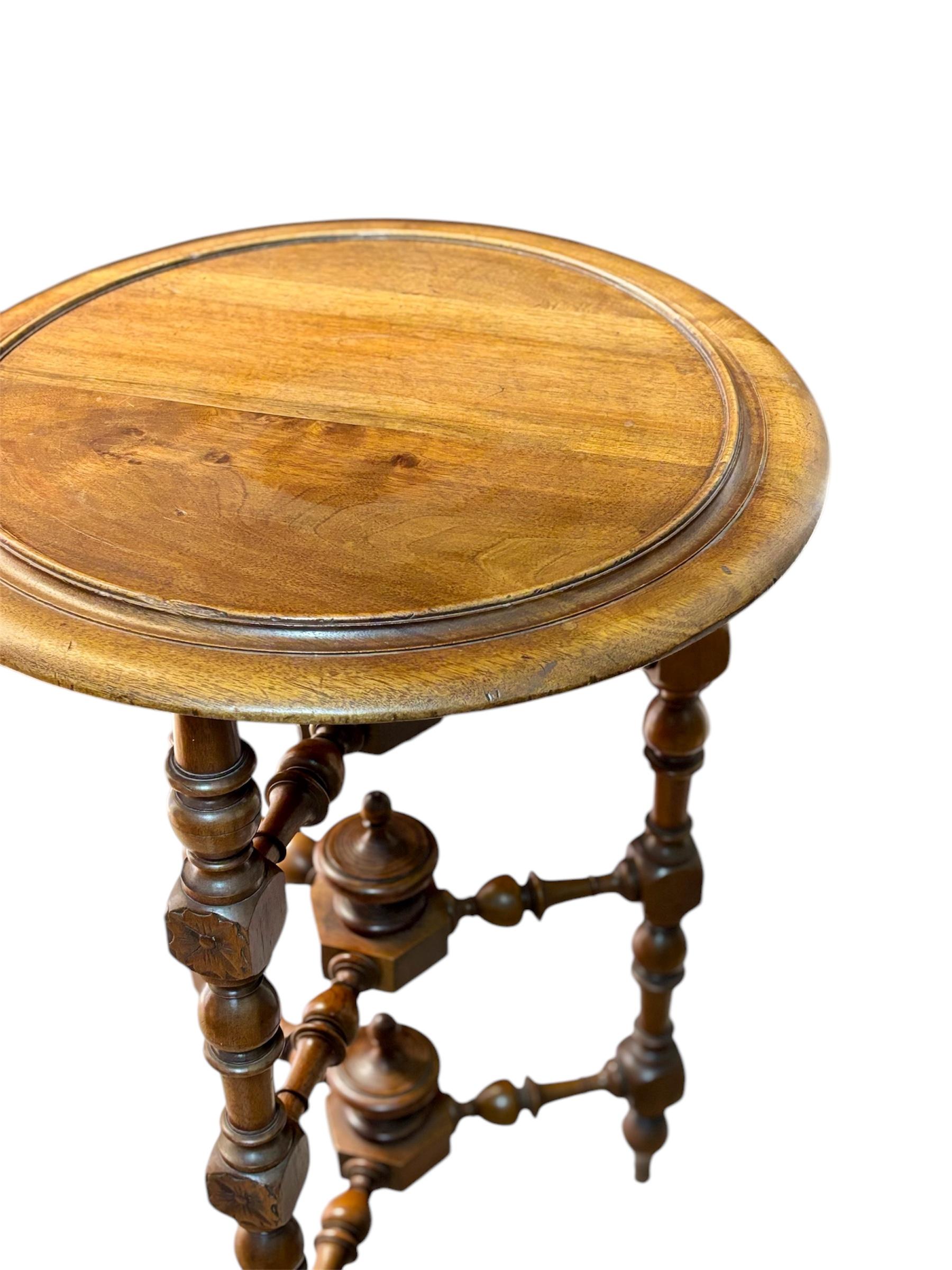 Mesa auxiliar alfonsina de origen francés y realizada en madera de nogal en vente 1