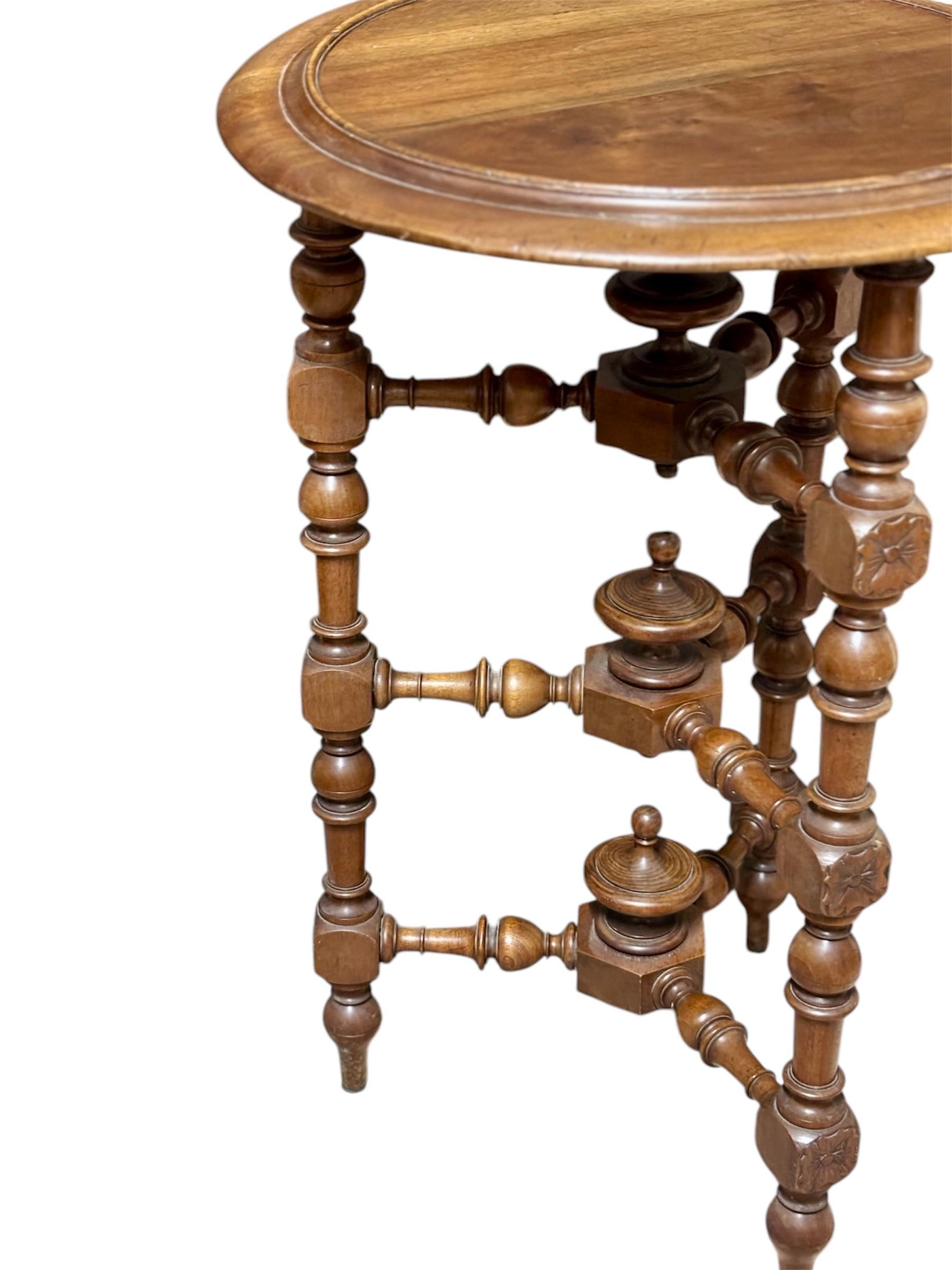 Mesa auxiliar alfonsina de origen francés y realizada en madera de nogal en vente 2