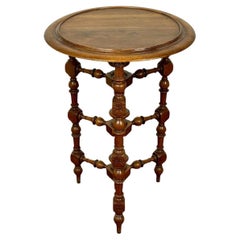 Mesa auxiliar alfonsina de origen francés y realizada en madera de nogal
