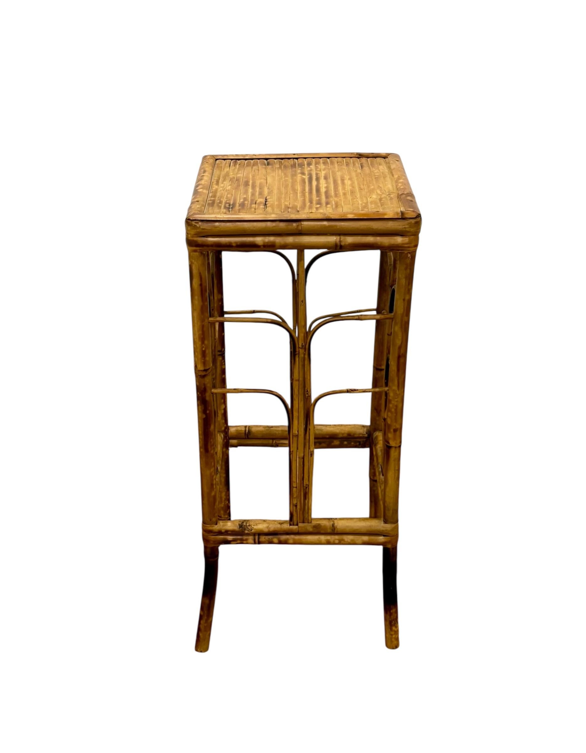 Mesa auxiliaire Chinoiserie Circa 1.950.
Mesa auxiliar Chinoiserie Circa 1.950, de estilo Brighton Chinoiserie, realizada en Ratán y Bambú quemado.
Médailles :
Alto 75cm
Ancho 31cm
Fondo 31cm
