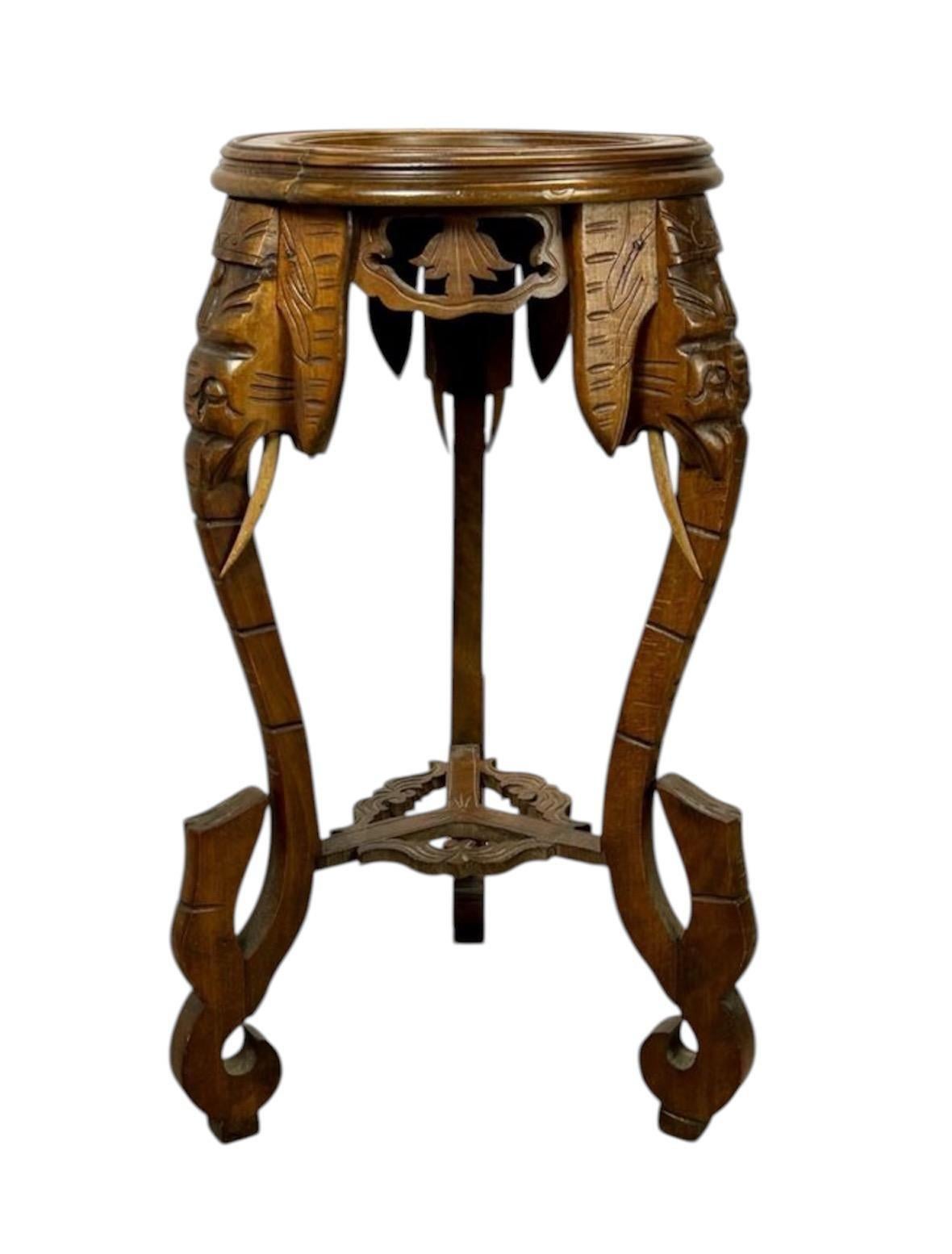 Mesa ausiliaria con grabados nella madera e cabeza talladas di elefanti In condizioni buone in vendita a VALÈNCIA, ES