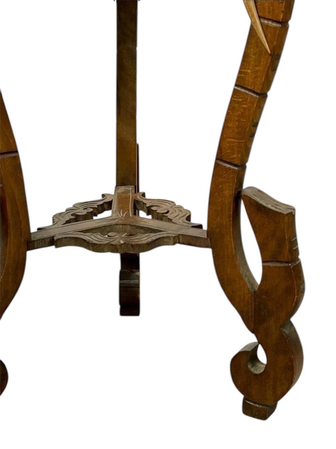 Mesa ausiliaria con grabados nella madera e cabeza talladas di elefanti in vendita 1
