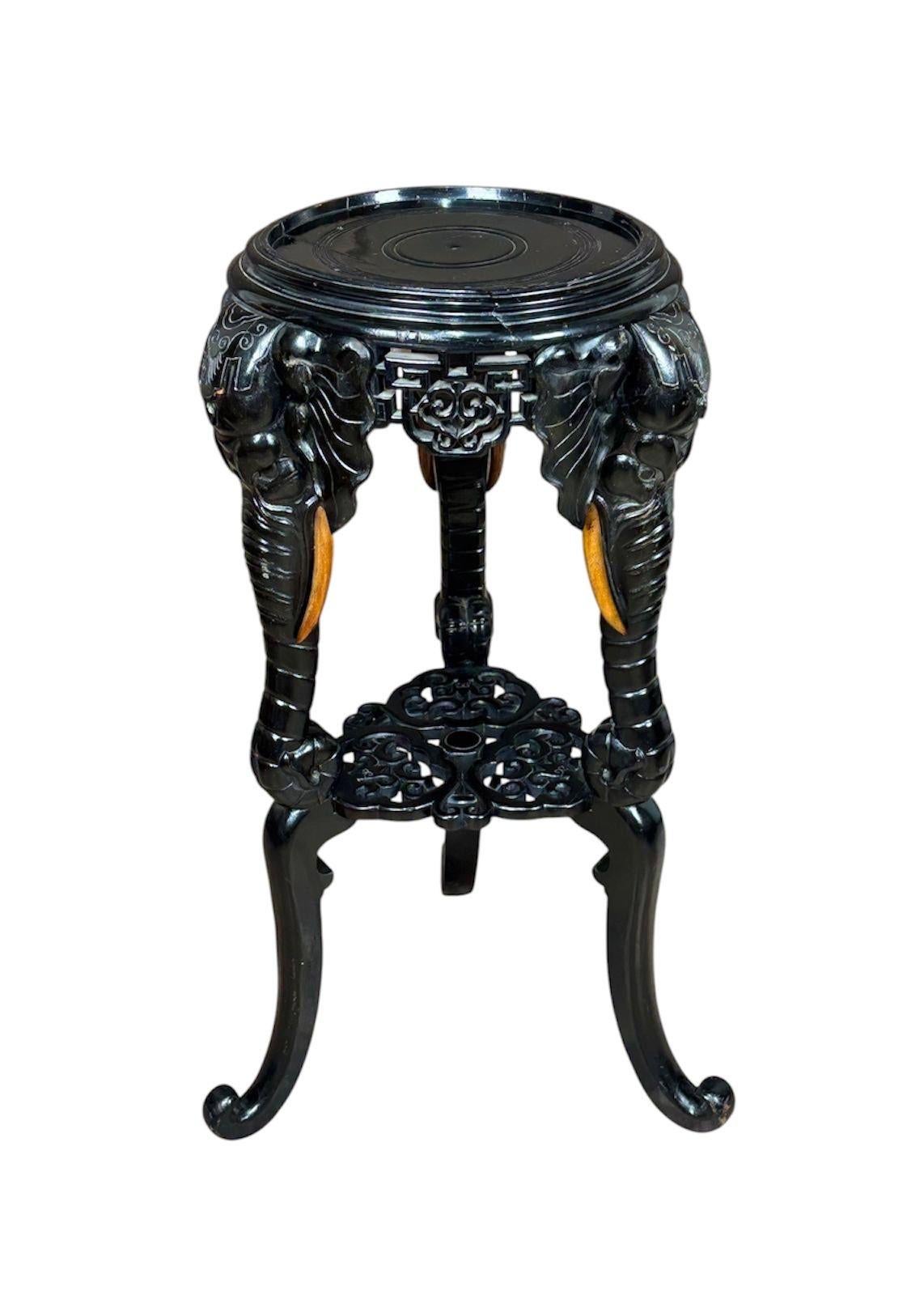 Mesa auxiliar alta de Elefantes Circa 1.890.
Realizada en madera tallada de Caoba ebonizada.
De origen Anglo-Indio (posible colonia inglesa en la India).