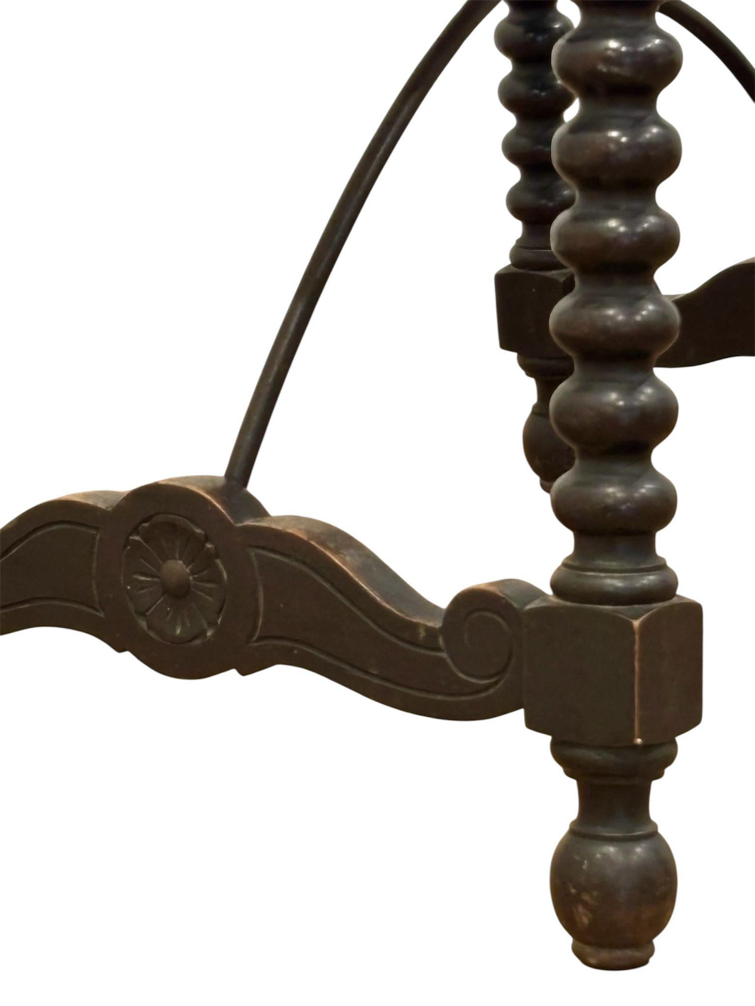 Mesa auxiliar española de estilo castellano im Angebot 3
