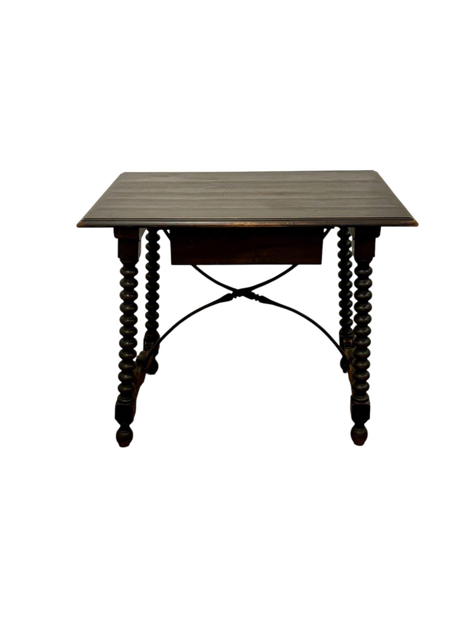 Mesa auxiliar española Circa 1.900.
Mesa auxiliar española de estilo castellano Circa 1.900, con patas torneadas, cruceta de hierro forjado en el centro, patas torneadas y realizada en madera de nogal ebonizada.
Medidas:
Alt 75cm
Ancho 90cm
Fondo
