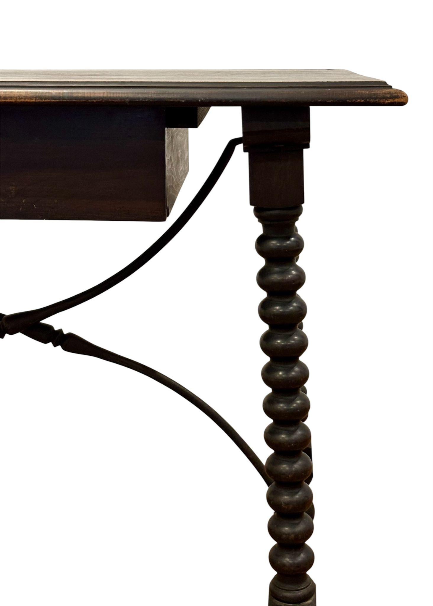 Mesa auxiliar española de estilo castellano im Angebot 1