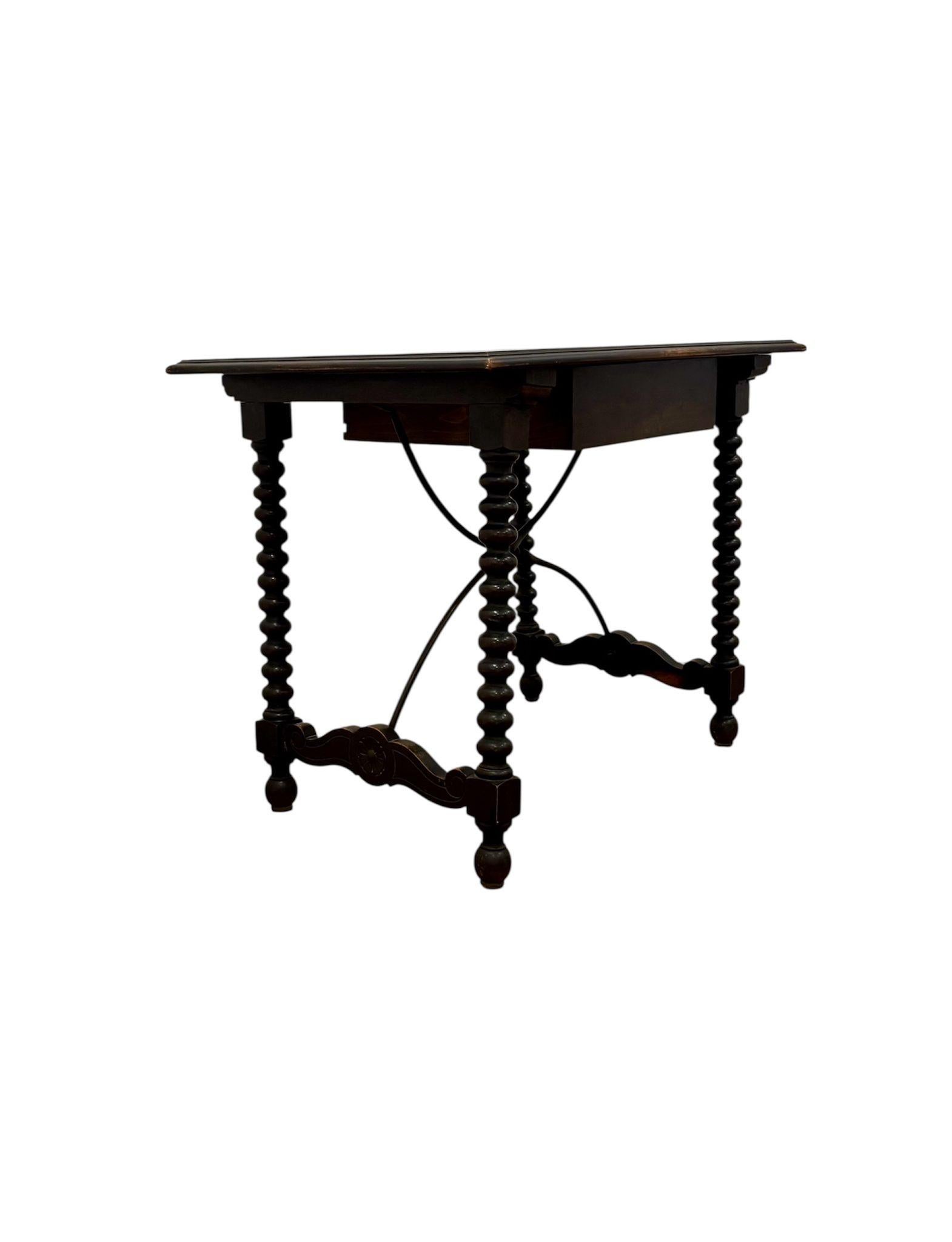 Mesa auxiliar española de estilo castellano im Angebot 2