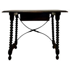 Mesa auxiliar española de estilo castellano
