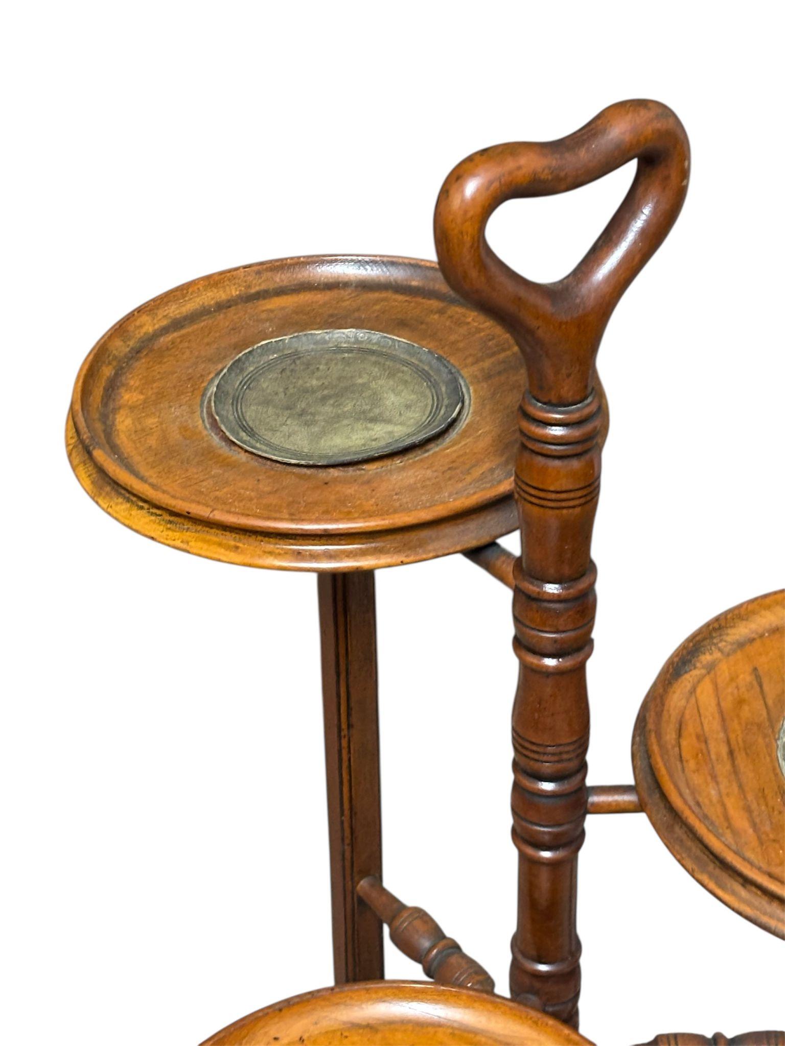 Mesa ausiliaria Maderae Circa 1.950, della ditta Valentí, con 3 livelli e realizzata in pelle e madera di Caoba.
Medidas:
Alto totale 87 cm
Alto bandeja 1-69cm
Alto bandeja 2-59cm
Alto bandeja 3-49cm
Ancho 47cm
Fondo 47cm