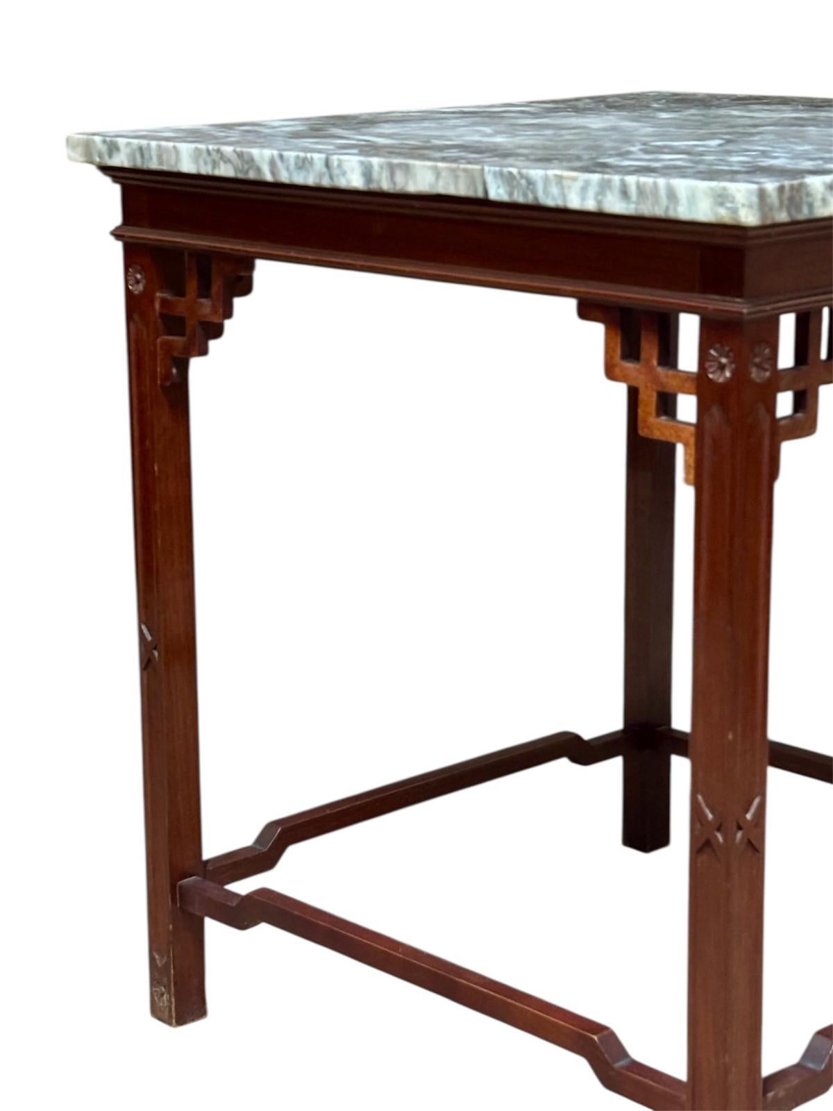 Mesa baja auxiliar de estilo chinoiserie Circa 1.950, realizada en madera de caoba y con el sobre de mármol veteado en color blanco y negro.
Medidas:
Alto 60cm
Ancho 56cm
Largo 56cm