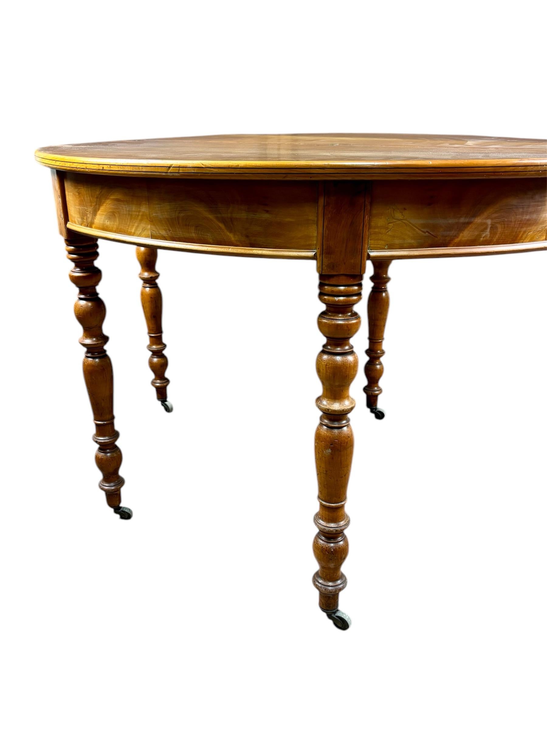 Mesa/consola de campaña Circa 1.880.
Mesa/consola inglesa de campaña Circa 1.880, plegable con patas torneadas, ruedas y bisagras de latón y realizada en madera de nogal.