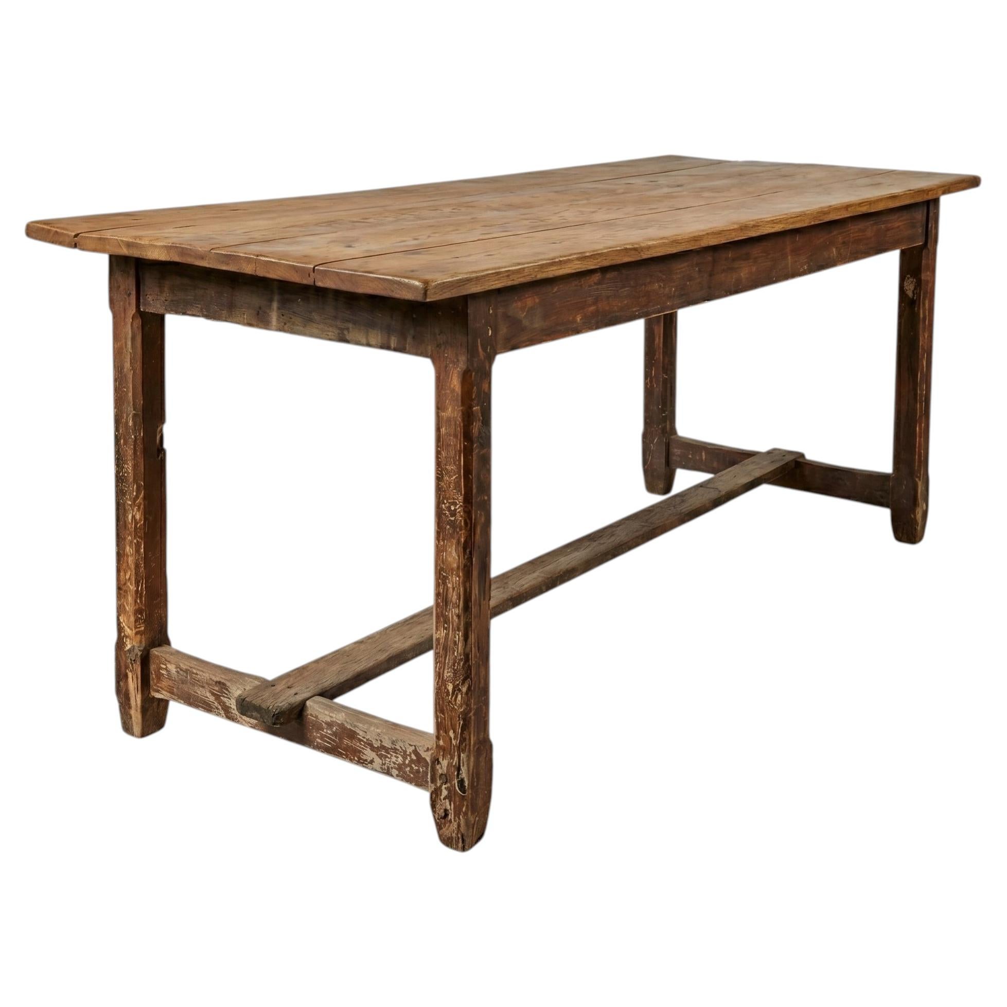 Do round dining tables save space?