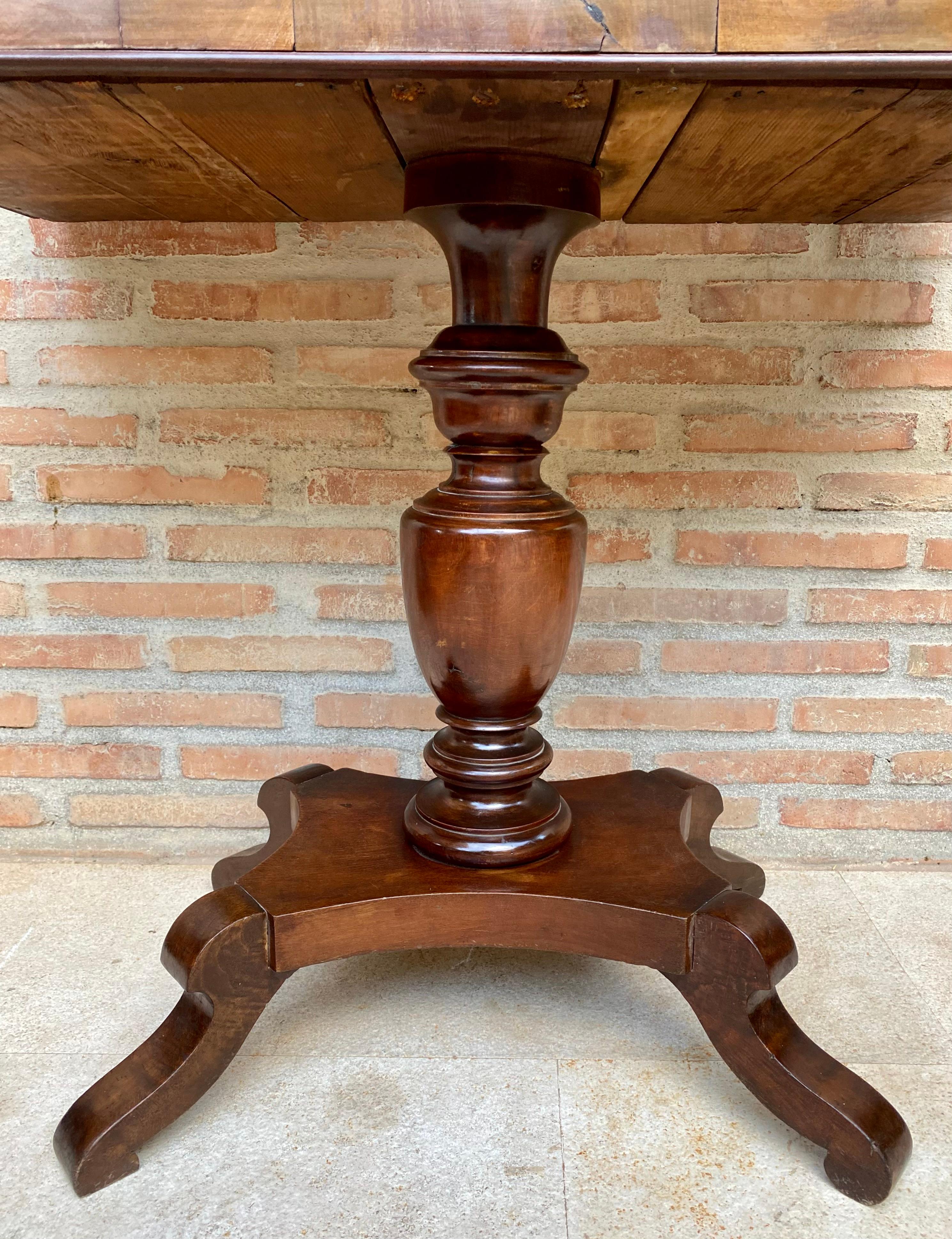 Französischer Nussbaum-Klapptisch, um 1920.
Dieser vielseitige und funktionelle Spieltisch aus Nussbaumholz verfügt über eine klappbare Platte, die sich leicht auf einer Seite anheben und zum Öffnen schwenken oder zum Schließen falten lässt. Der