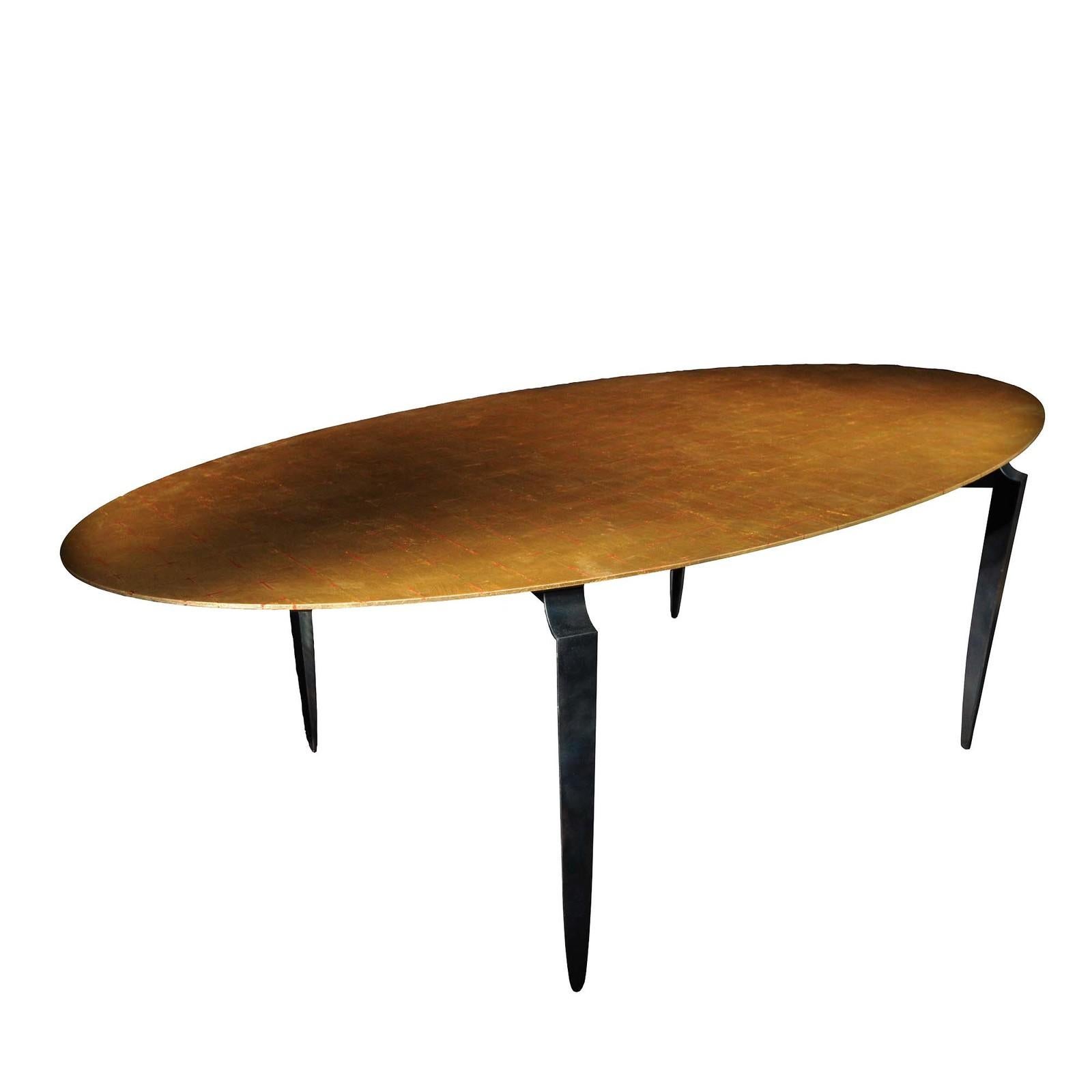 Midcentury and industrial inspiration merge in this stunning dining table that showcases an elliptical oak top entirely finished in gold leaf. A sophisticated choice for a modern dining room, the sturdy metal legs have been given a black powder