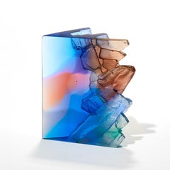 Mesa III, una scultura in vetro fuso con texture blu, rossa e rosa di Crispian Heath