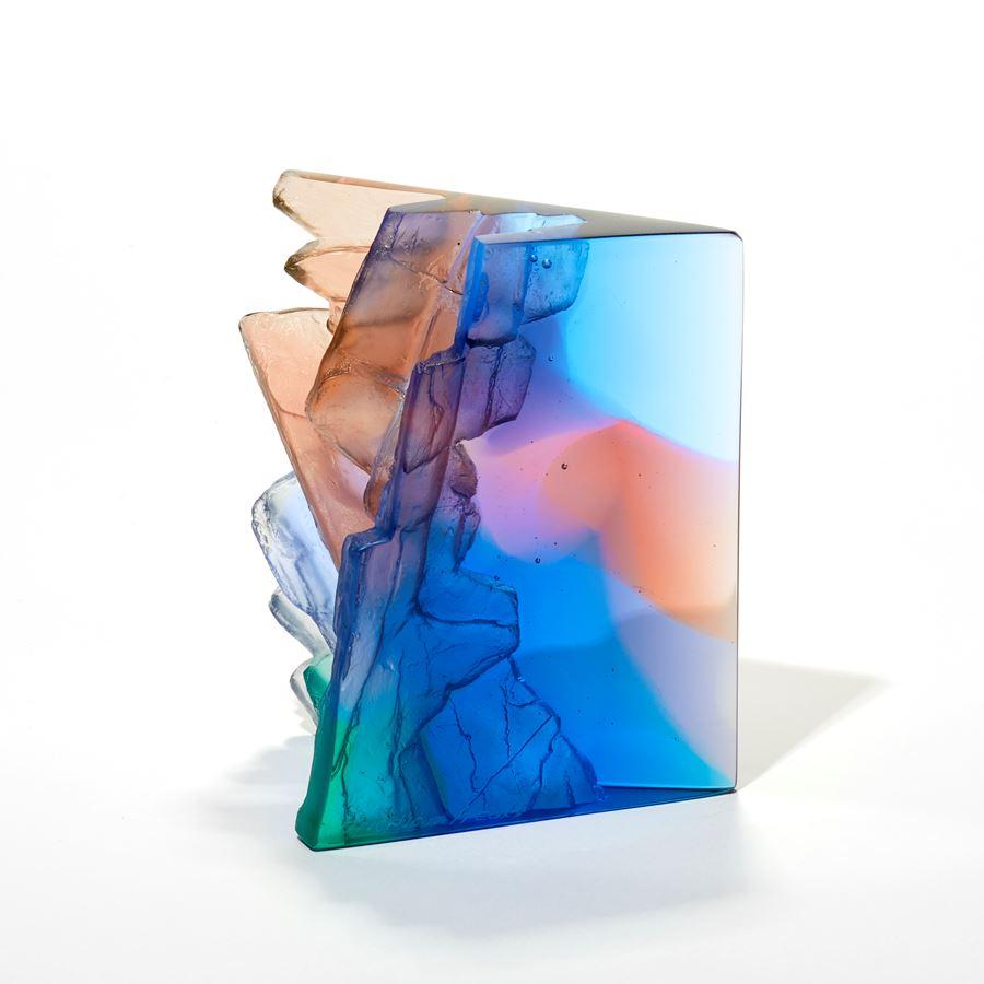 Britannico Mesa III, una scultura in vetro fuso con texture blu, rossa e rosa di Crispian Heath in vendita