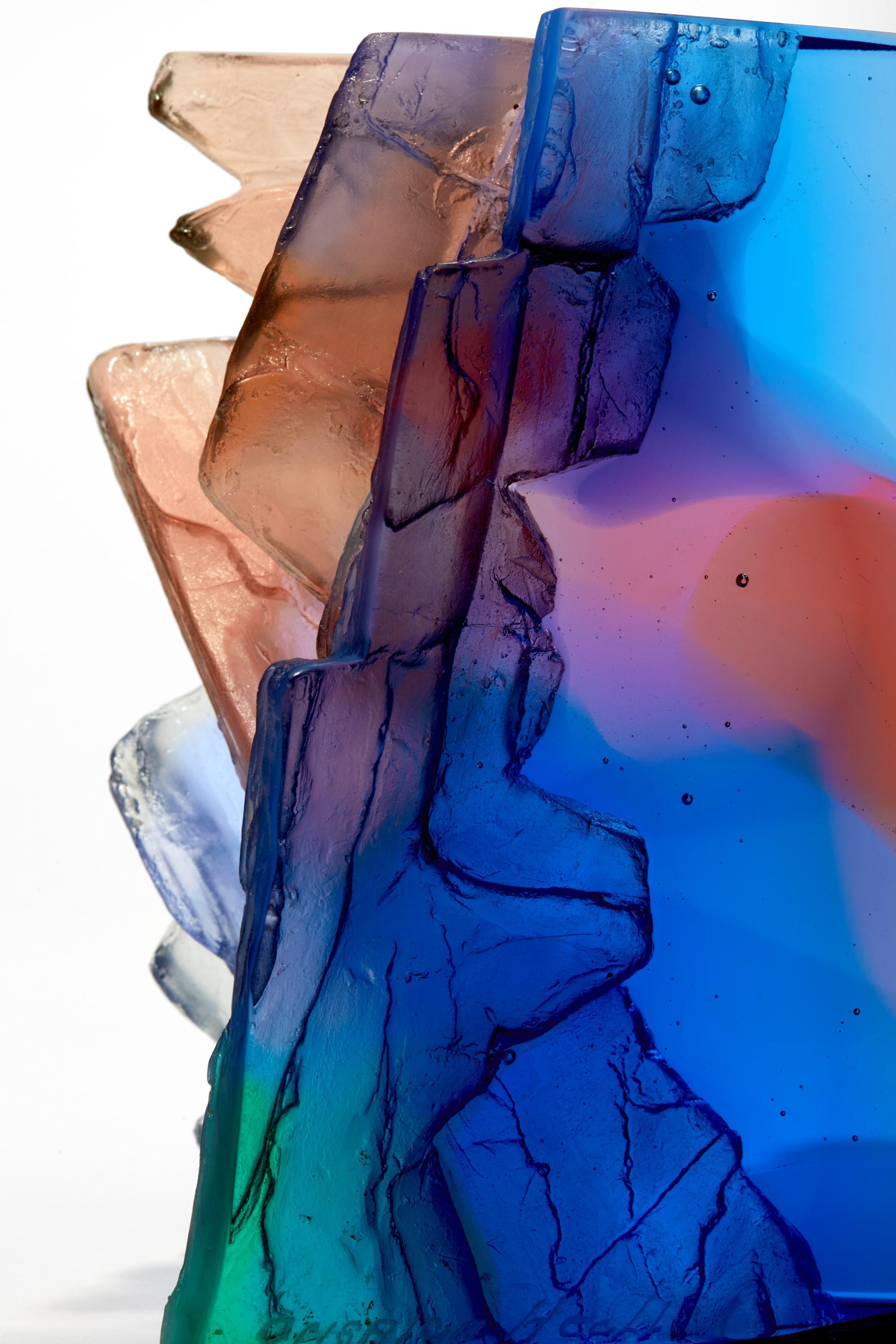 Calco Mesa III, una scultura in vetro fuso con texture blu, rossa e rosa di Crispian Heath in vendita