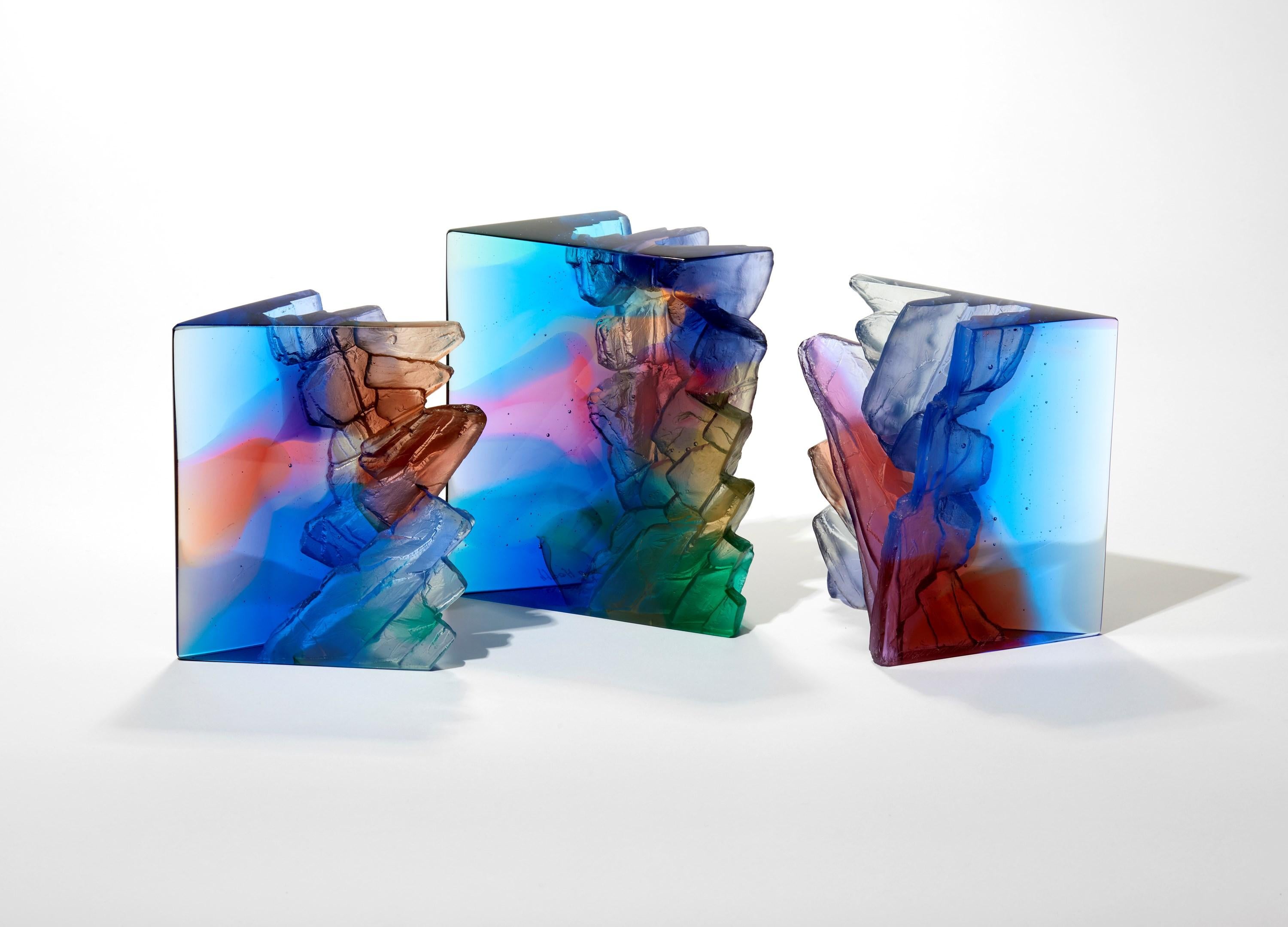 XXI secolo e contemporaneo Mesa III, una scultura in vetro fuso con texture blu, rossa e rosa di Crispian Heath in vendita