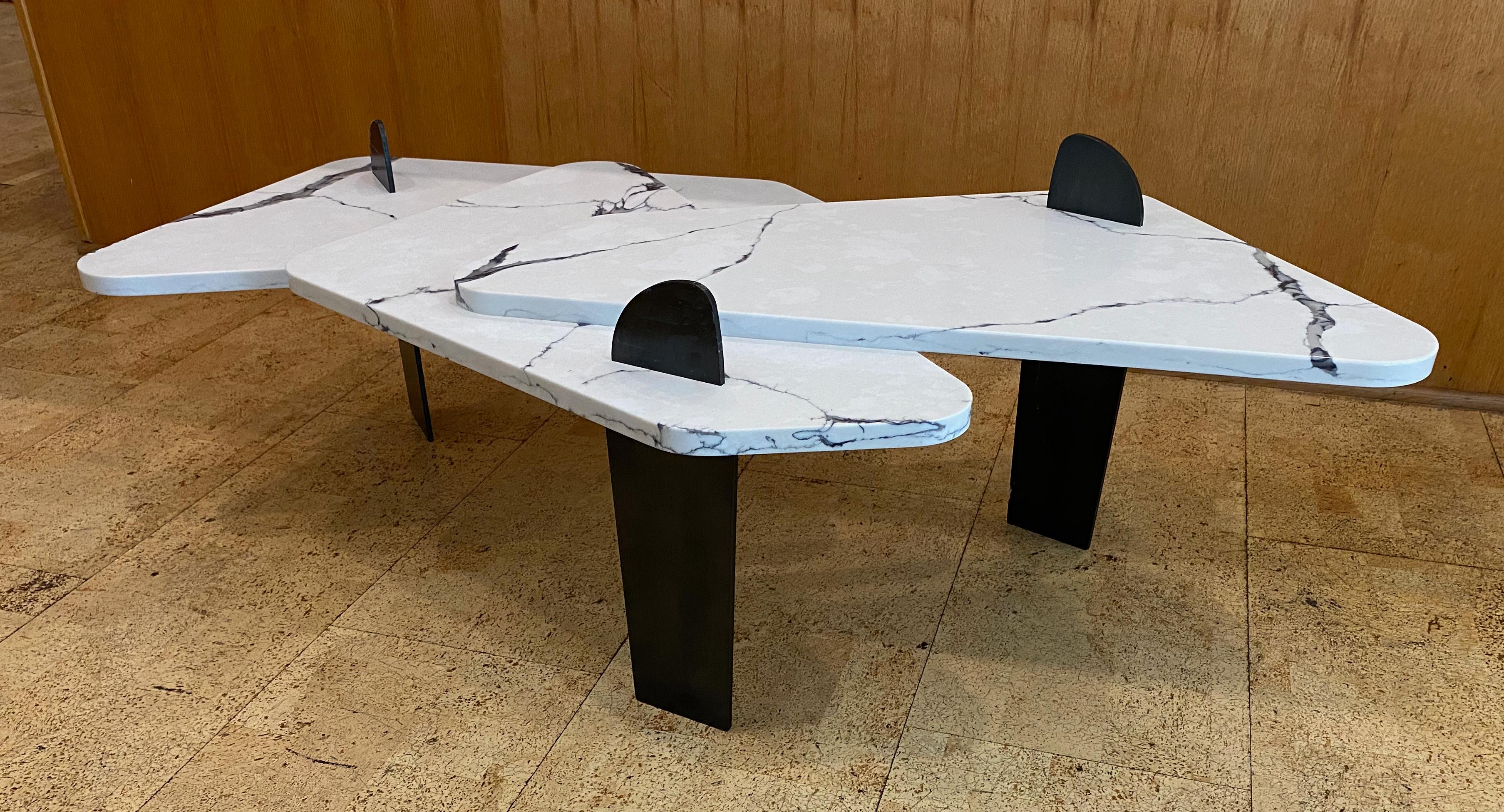 La table basse sculpturale Mesa III, construite en pierre de quartz blanc aux veines vibrantes, est dotée de pieds en acier noirci découpés au laser par AdM Bespoke. La table à plusieurs niveaux repose sur des pieds de différentes longueurs qui