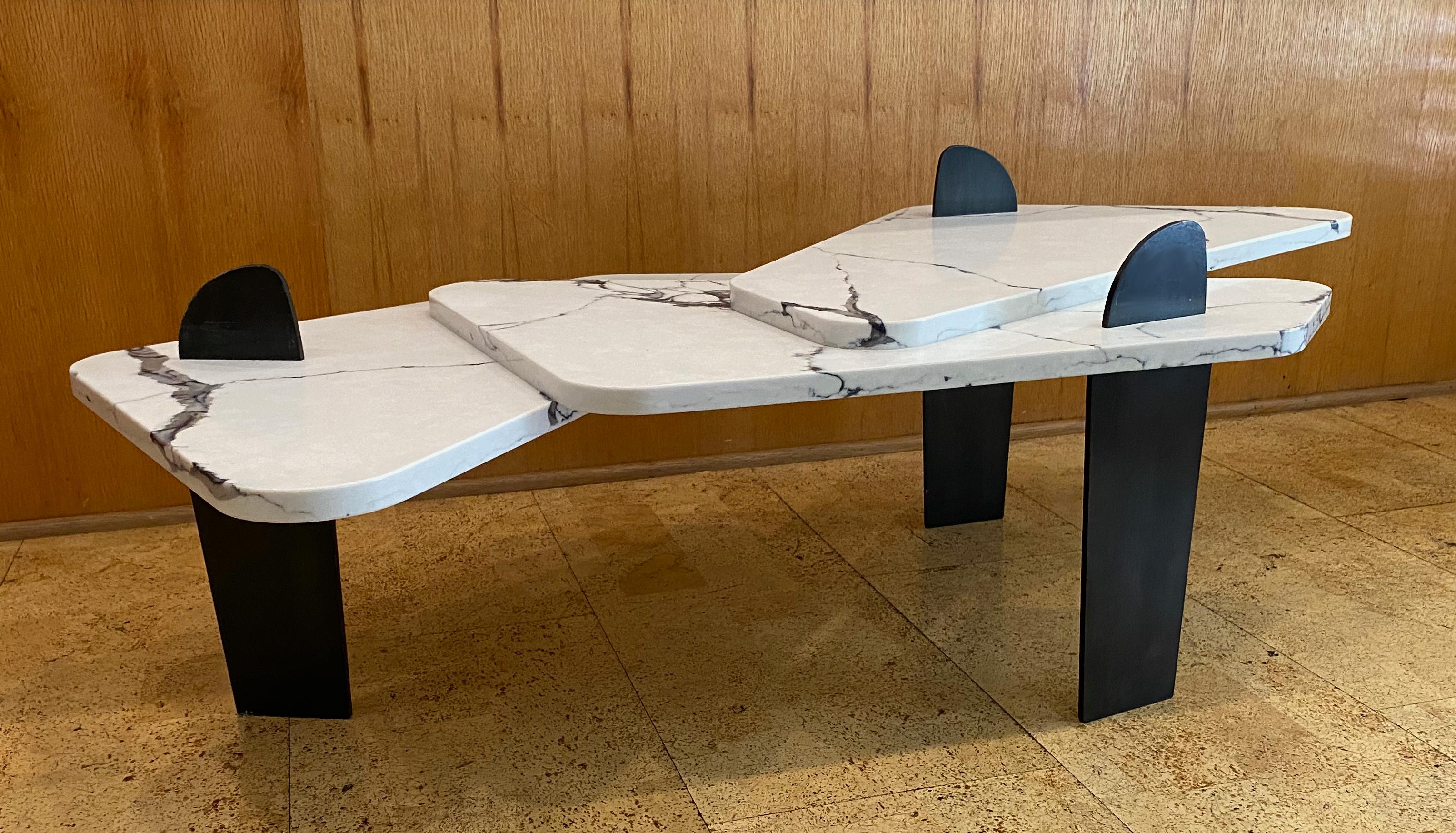 Moderne Table basse Mesa iii en quartz avec pieds en acier patiné par Adm Bespoke en vente
