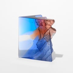 Mesa IV, una scultura in vetro fuso rosso, blu e trasparente di Crispian Heath