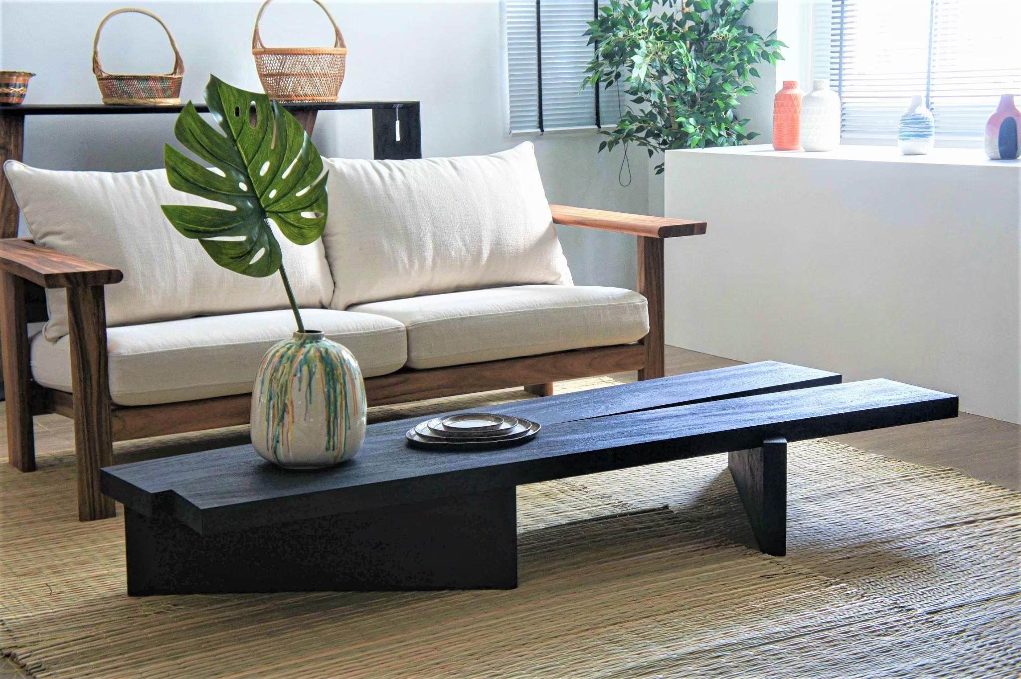 Bois Table basse MESA, bois brut noir Monkey Pod en vente