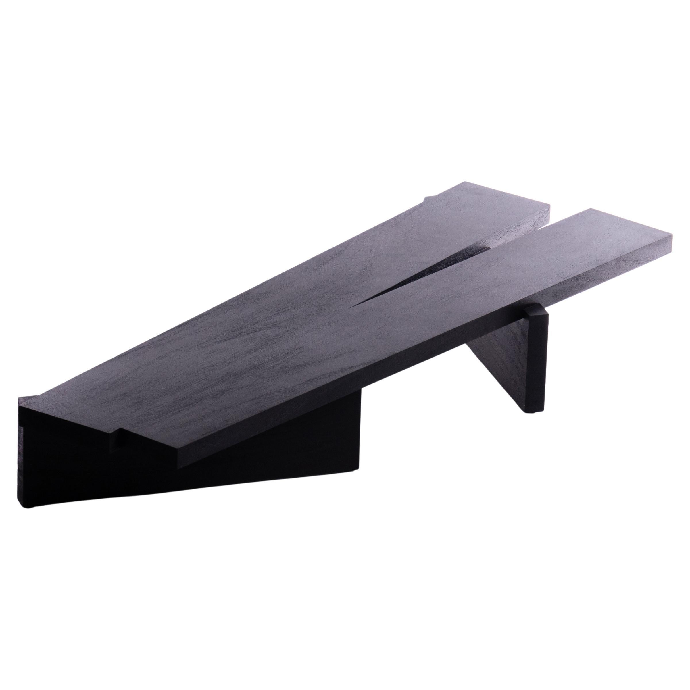 Table basse MESA, bois brut noir Monkey Pod en vente