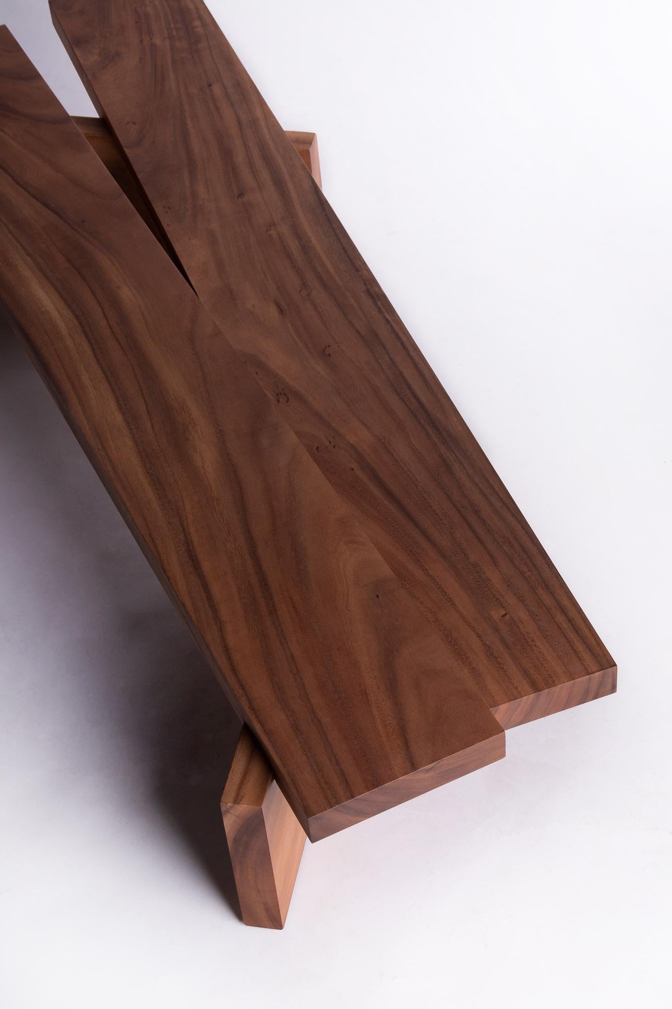 Mesa, niedriger Tisch aus natürlichem Acacia-Holz (Moderne) im Angebot
