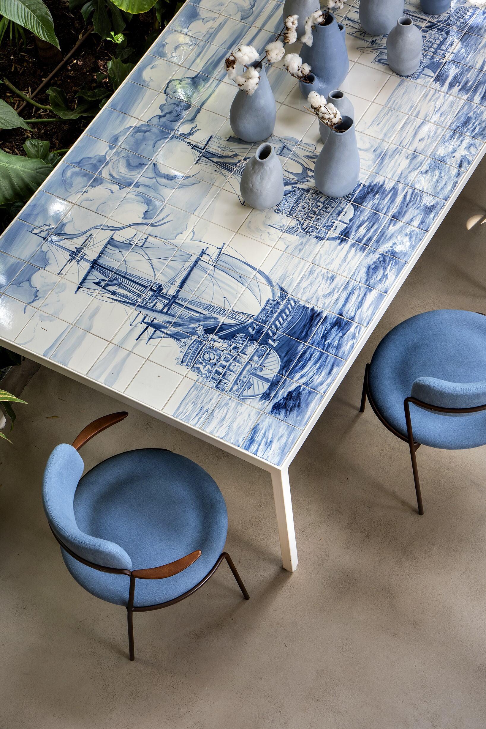 Brésilien Portuguesa com Certeza Table by Marcio Kogan - Table en métal et tuiles peintes à la main en vente