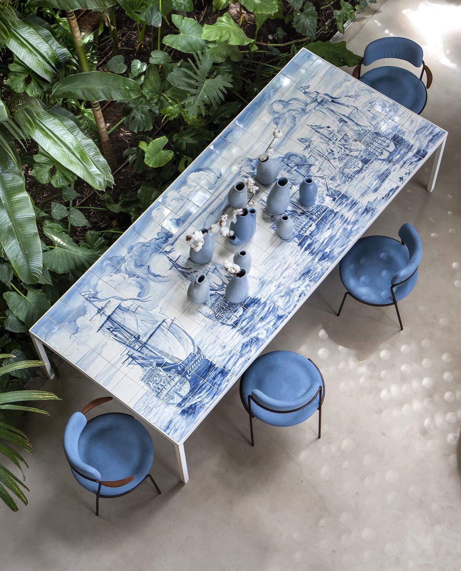 Conçue par Marcio Kogan, la table Portuguesa com Certeza est une édition limitée qui fusionne le modernisme brésilien avec le riche héritage de l'artisanat des carreaux portugais. L'idée est née d'une table personnalisée créée par M. Kogan lors de
