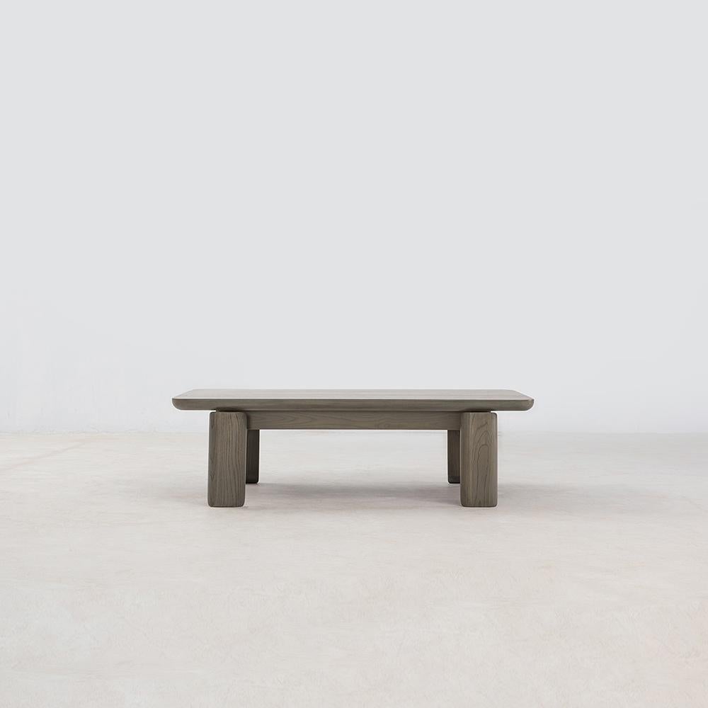 Fabriquée avec précision en frêne blanc américain certifié FSC, la table basse rectangulaire Mesa met en valeur son plateau surélevé grâce à des détails d'angle et de bord travaillés de manière experte. Les détails de la menuiserie en bois apparent