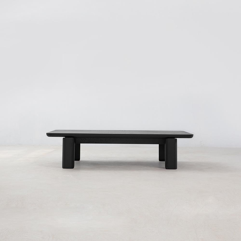 Fabriquée avec précision en frêne blanc américain certifié FSC, la table basse rectangulaire Mesa met en valeur son plateau surélevé grâce à des détails d'angle et de bord travaillés de manière experte. Les détails de la menuiserie en bois apparent