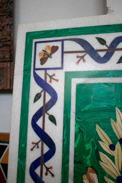 Mesa rectangular de piedras duras decorada con malaquita con escudo en el centro