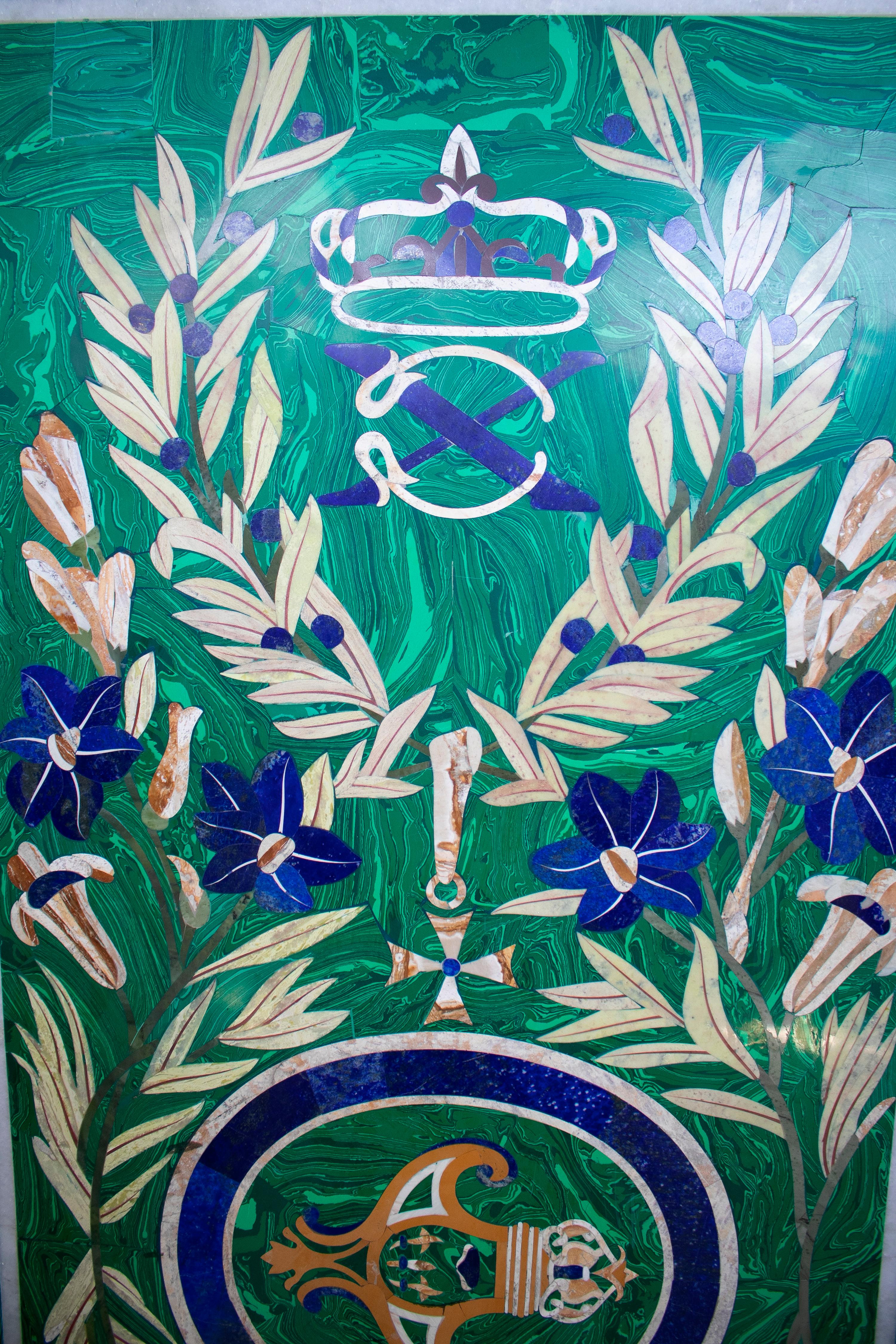 Mesa rechteckig de piedras Duras, dekoriert mit Malaquita mit Wappen im Zentrum (Europäisch) im Angebot