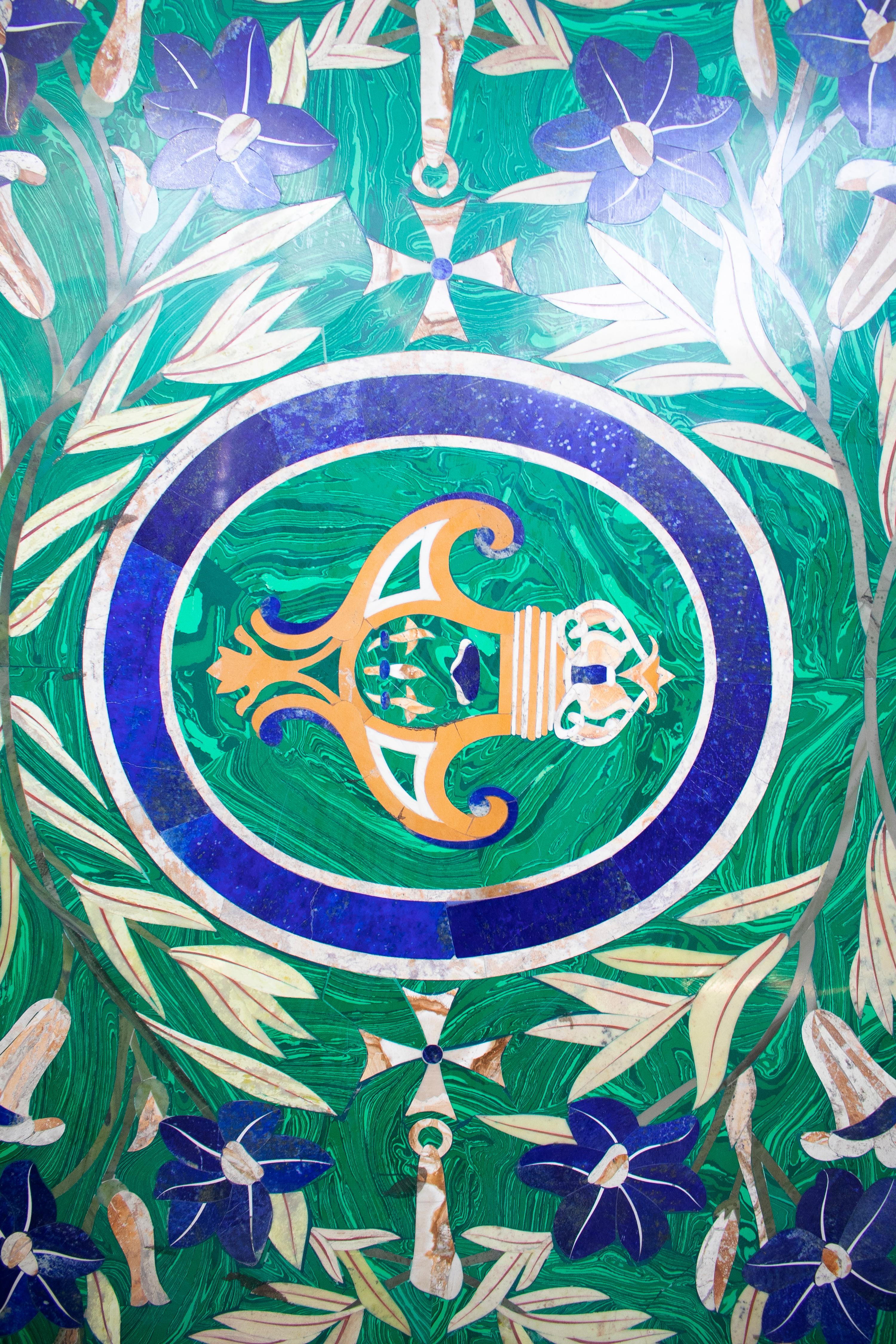 Mesa rechteckig de piedras Duras, dekoriert mit Malaquita mit Wappen im Zentrum im Zustand „Gut“ im Angebot in Marbella, ES