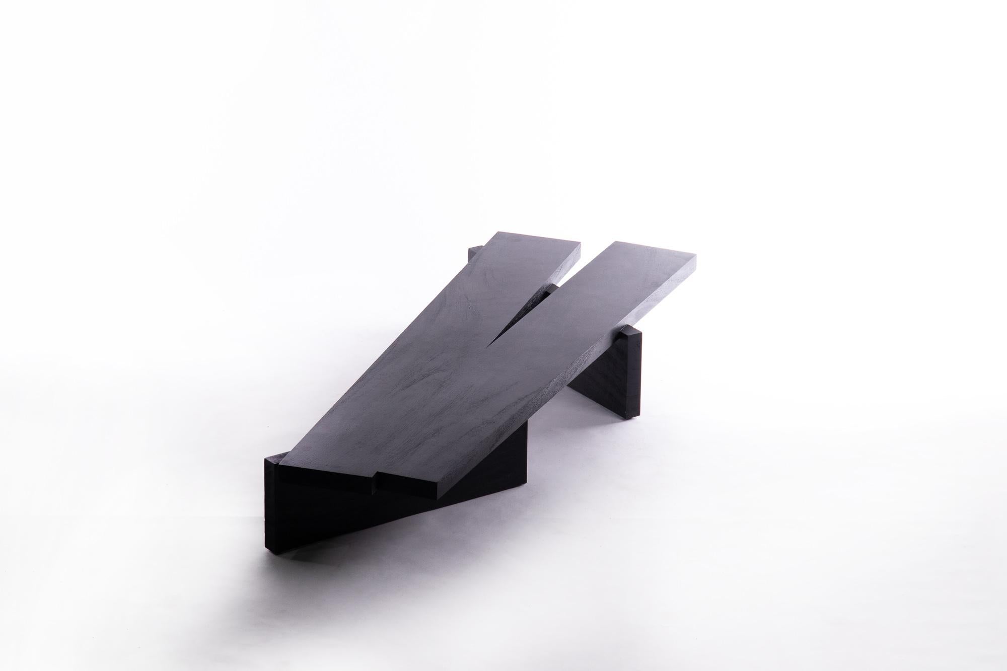 MESA, niedriger Tisch aus rohem schwarzem Acaciaholz (21. Jahrhundert und zeitgenössisch) im Angebot