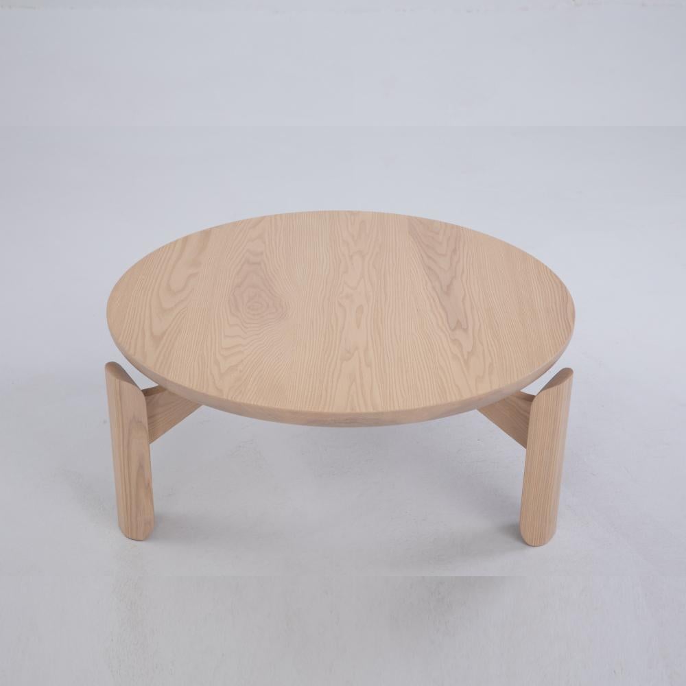 Cette table basse ronde à quatre pieds de 32 pouces est fabriquée à la main à partir de frêne blanc américain massif certifié FSC. La table basse ronde Mesa met en valeur son plateau soulevé par des détails d'angle et de bord travaillés de manière