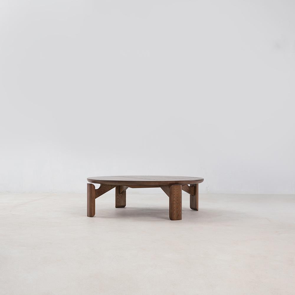 Fabriquée avec précision en frêne blanc américain certifié FSC, la table basse ronde Mesa met en valeur son plateau surélevé grâce à des détails d'angle et de bord travaillés de manière experte.  Les détails de menuiserie en bois apparent soulignent