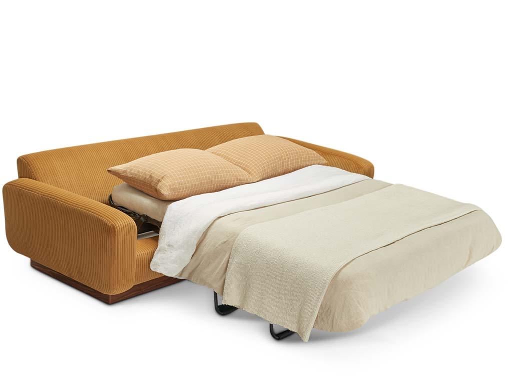 Le canapé-lit Mesa est notre premier canapé convertible. Entièrement rembourré et doté d'un socle en noyer ou en chêne, il se transforme facilement en grand lit, ce qui le rend idéal pour les invités et les petits espaces.

La collection