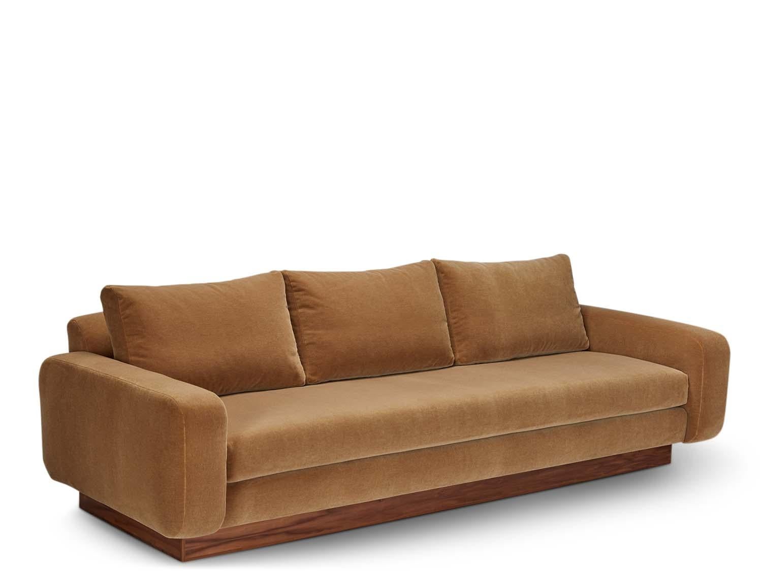 El Sofá Mesa es un sofá totalmente tapizado que presenta una base de zócalo de nogal o roble. También disponible como Seccional en L o Seccional con Chaise.

La colección Lawson-Fenning está diseñada y fabricada a mano en Los Ángeles, California.