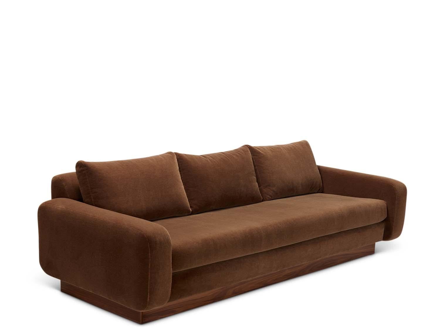 El Sofá Mesa es un sofá totalmente tapizado que presenta una base de zócalo de nogal o roble. También disponible como Seccional en L o Seccional con Chaise.

La colección Lawson-Fenning está diseñada y fabricada a mano en Los Ángeles, California.