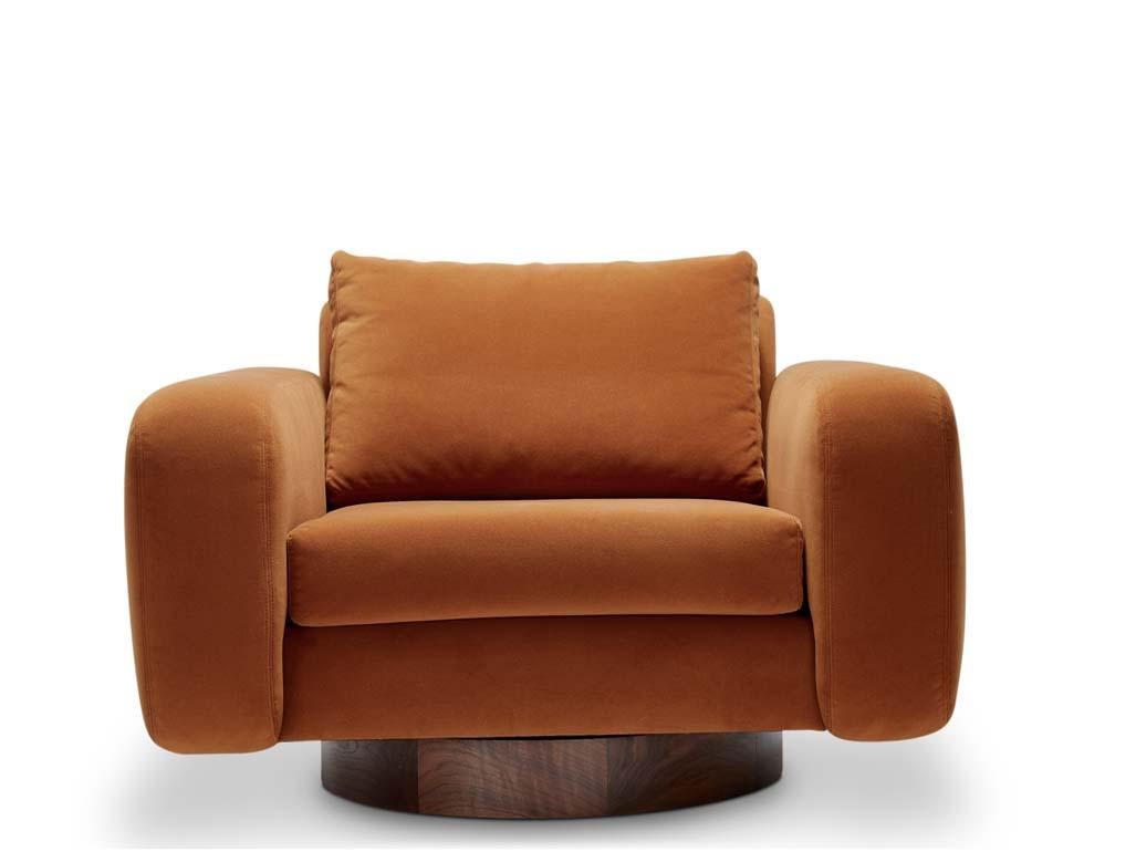 Le fauteuil pivotant Mesa est un fauteuil club entièrement rembourré, doté d'un piétement en noyer ou en chêne.

La collection Lawson-Fenning est conçue et fabriquée à la main à Los Angeles, en Californie. Renseignez-vous pour savoir quelles options