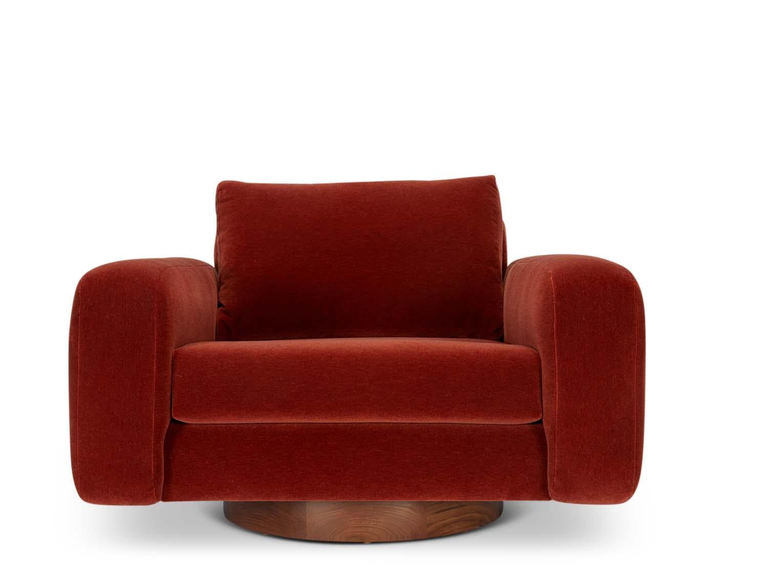 Le fauteuil pivotant Mesa est un fauteuil club entièrement rembourré, doté d'un piétement en noyer ou en chêne.

La collection Lawson-Fenning est conçue et fabriquée à la main à Los Angeles, en Californie. Renseignez-vous pour savoir quelles options