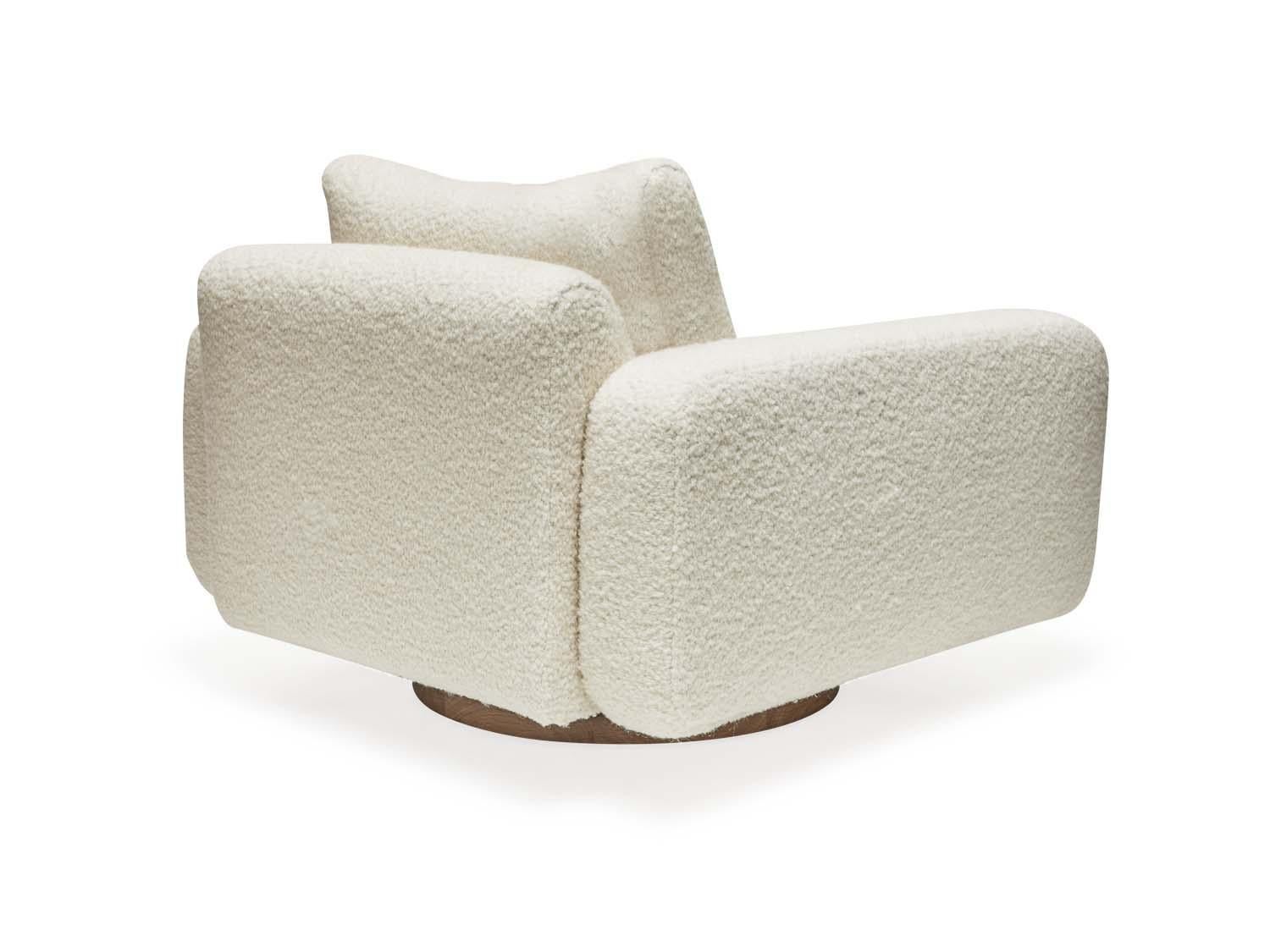 La poltrona girevole Mesa è una poltrona club completamente imbottita e dotata di una base con inserti in noce o Oak.

La collezione Lawson-Fenning è progettata e realizzata a mano a Los Angeles, in California. Contatta per scoprire quali sono le