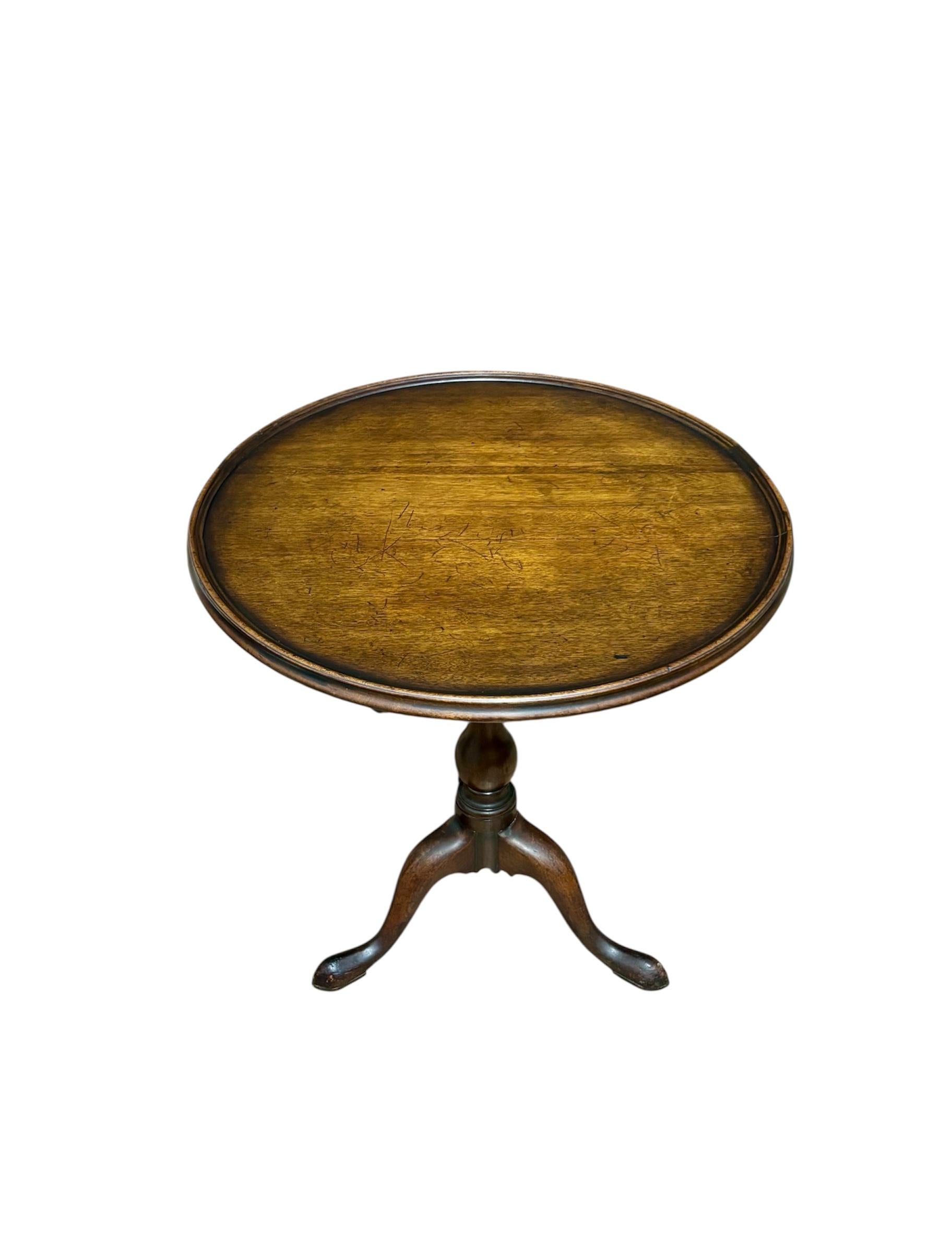 English Mesa velador abatible Circa 1.830. For Sale