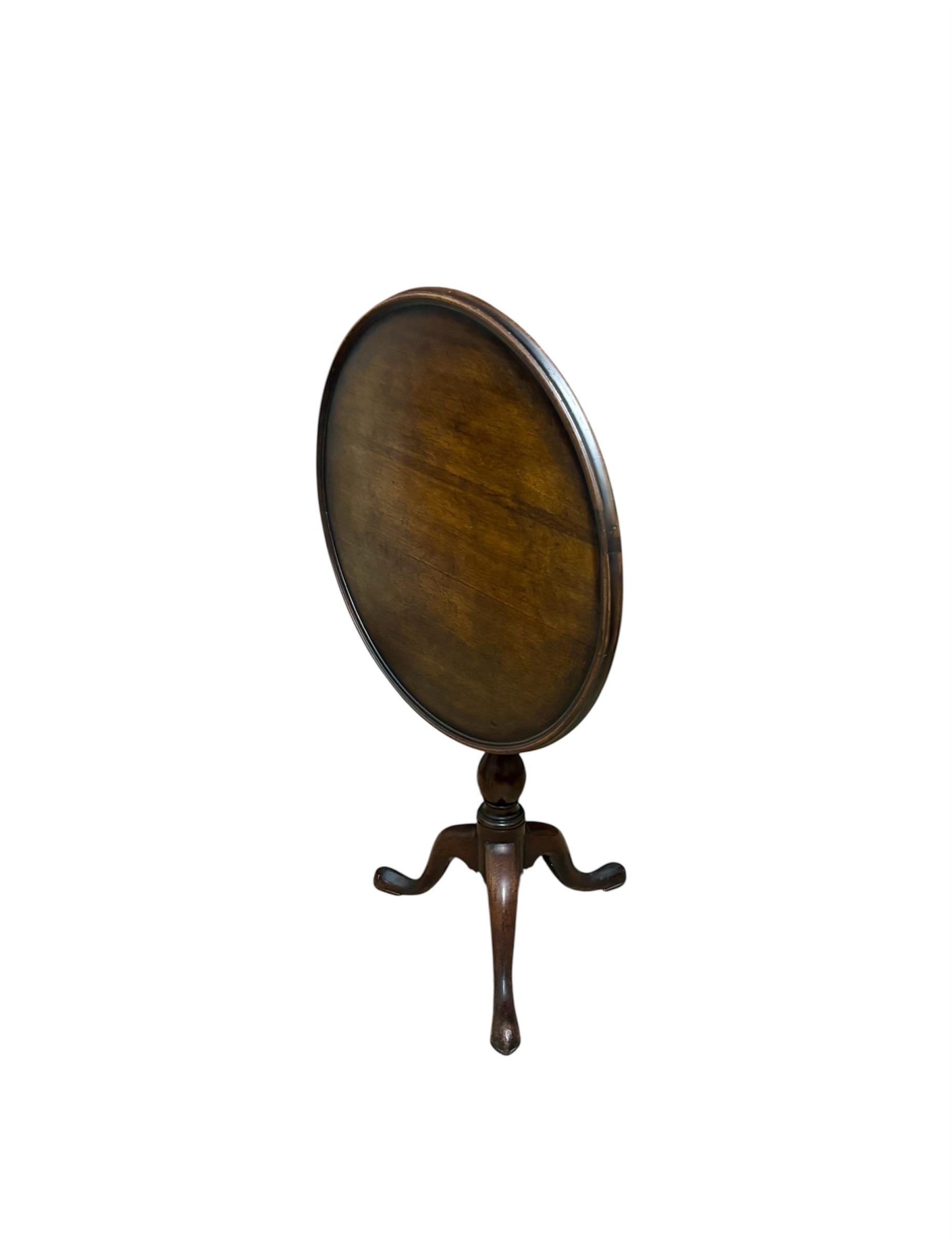 Mesa velador abatible Circa 1.830. In Good Condition For Sale In VALÈNCIA, ES